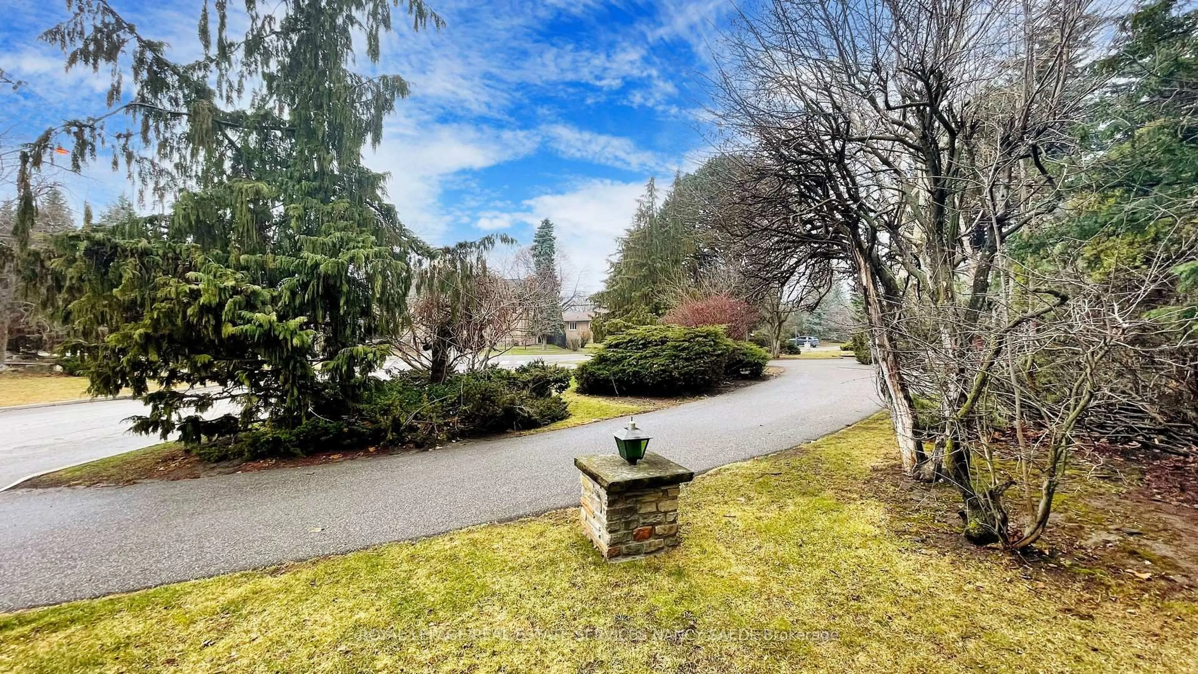 A pic from outside/outdoor area/front of a property/back of a property/a pic from drone, unknown for 9 Fifeshire Rd, Toronto Ontario M2L 2G4