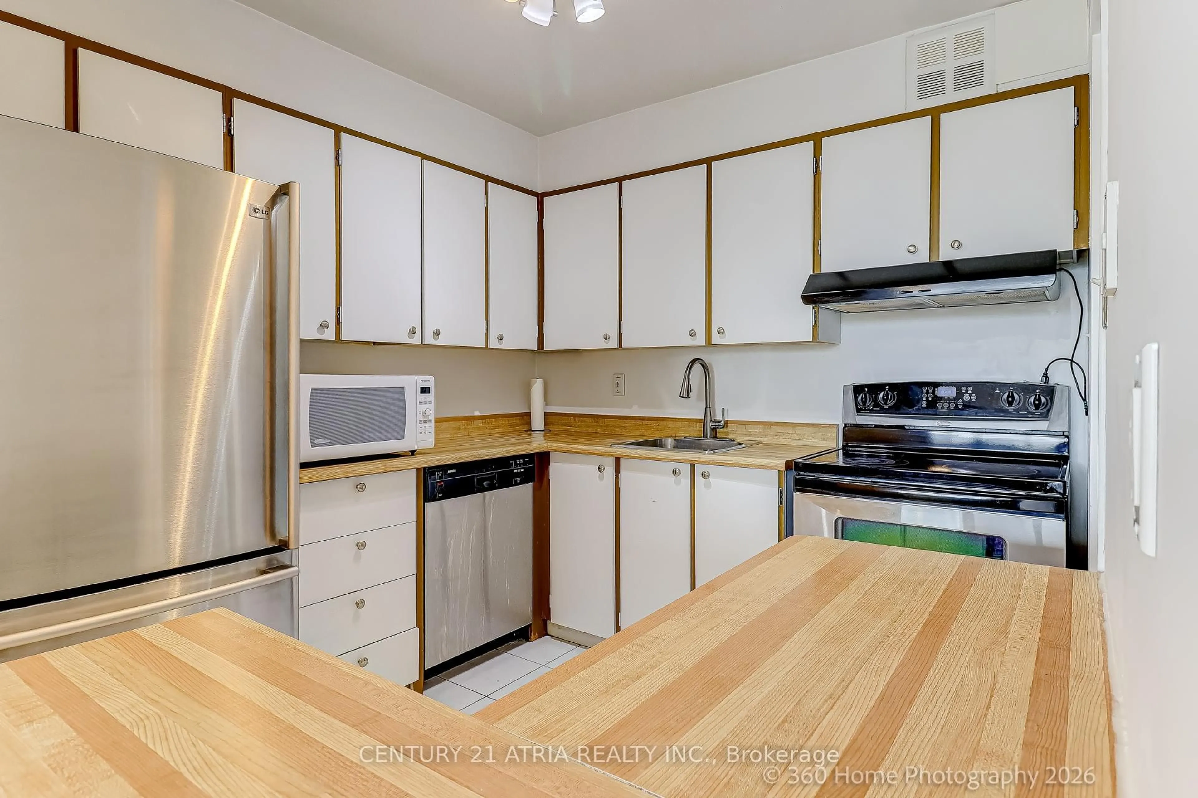 Standard kitchen, wood/laminate floor for 20 Fashion Roseway Row #513, Toronto Ontario M2N 6B5
