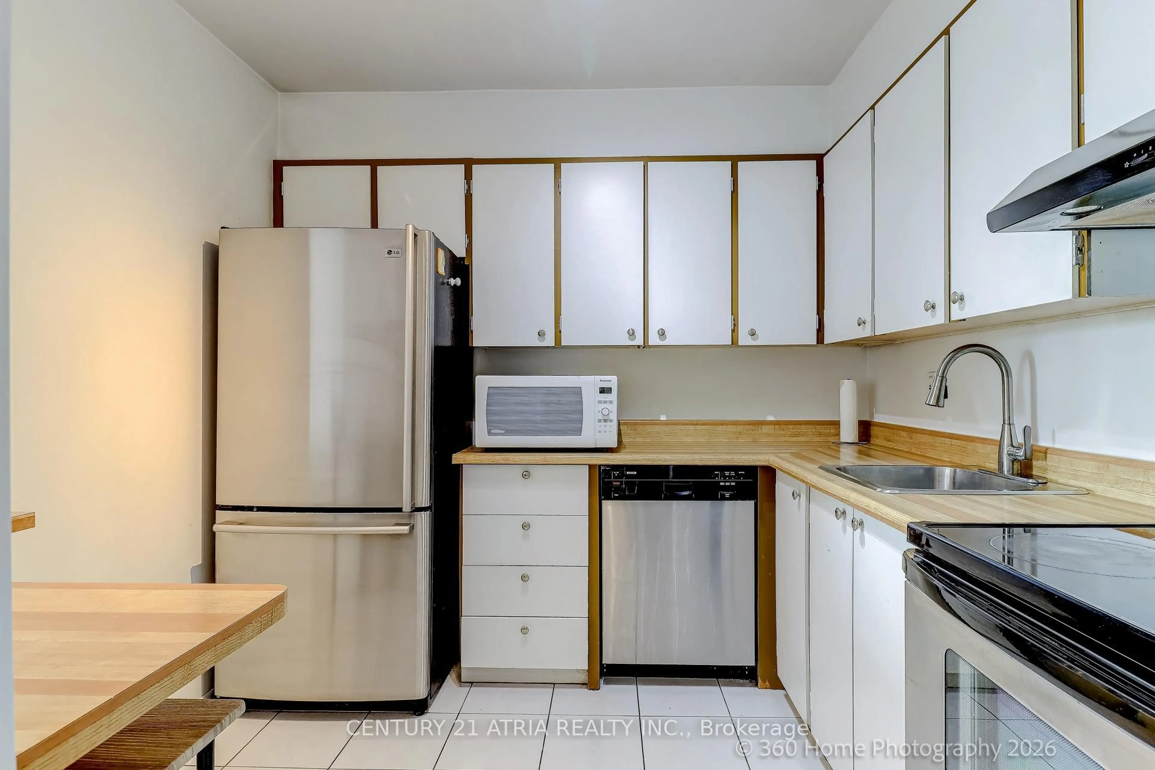 Standard kitchen, unknown for 20 Fashion Roseway Row #513, Toronto Ontario M2N 6B5