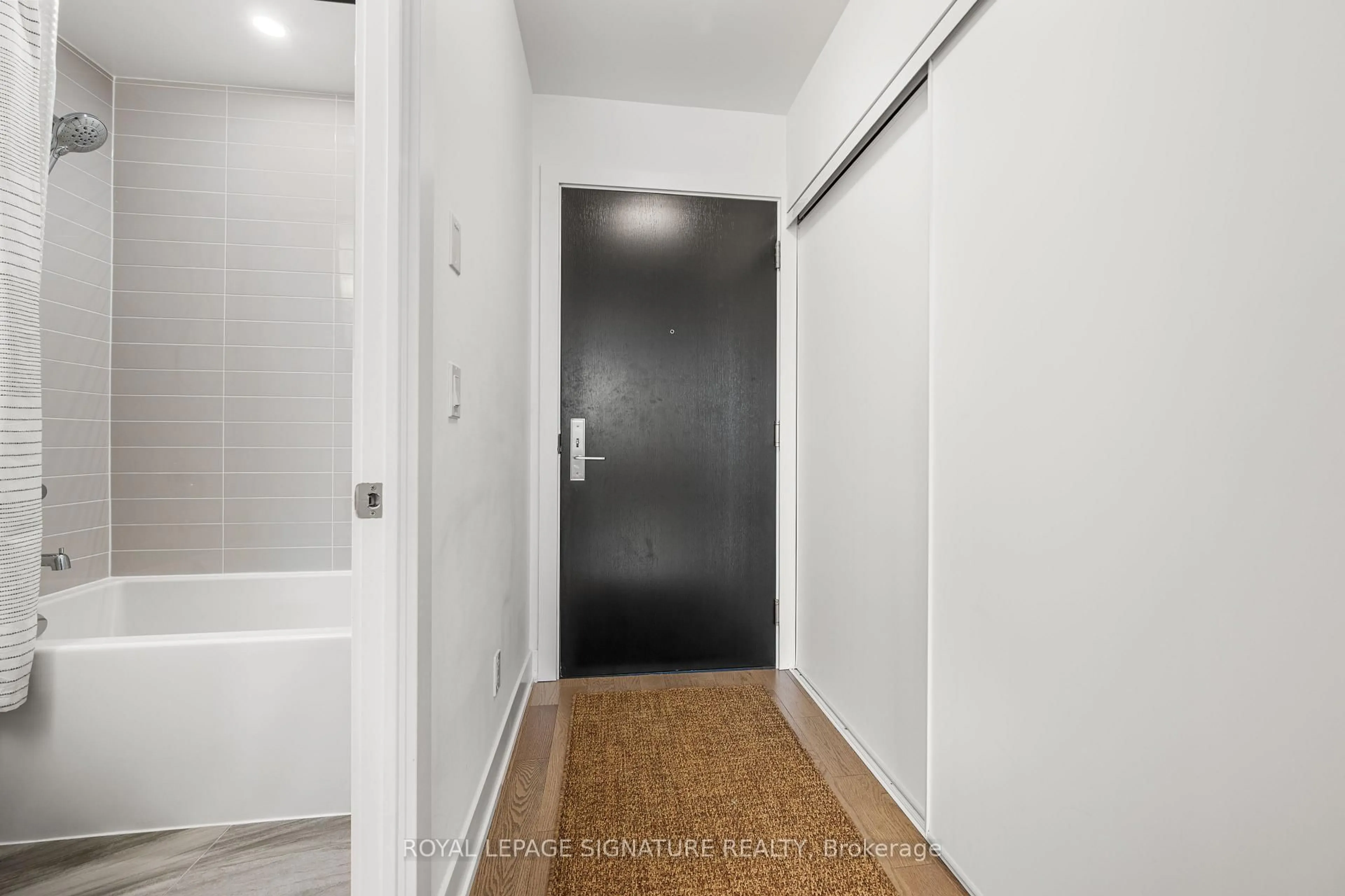 Indoor entryway for 181 Bedford Rd #410, Toronto Ontario M5R 0C2
