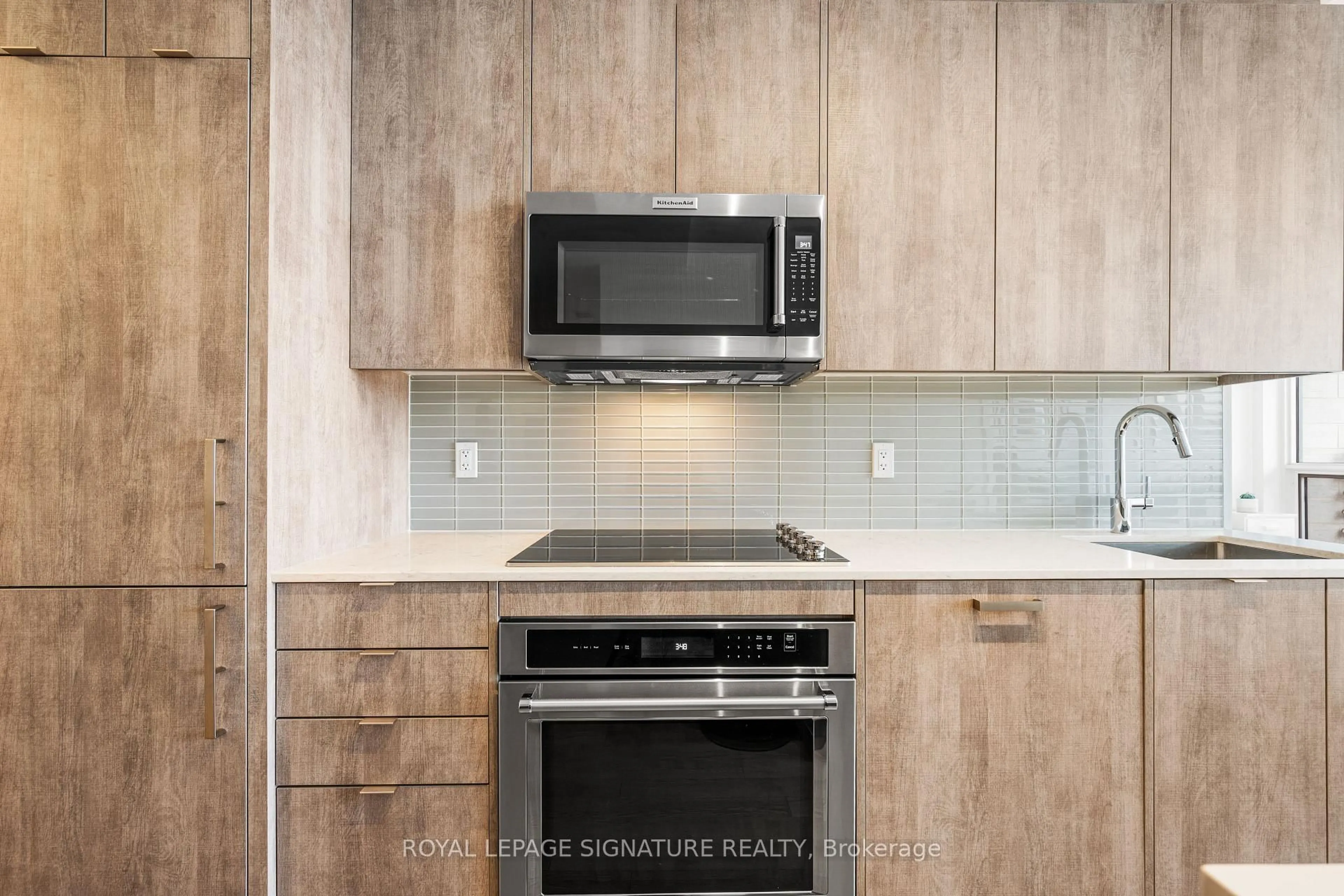 Standard kitchen, wood/laminate floor for 181 Bedford Rd #410, Toronto Ontario M5R 0C2