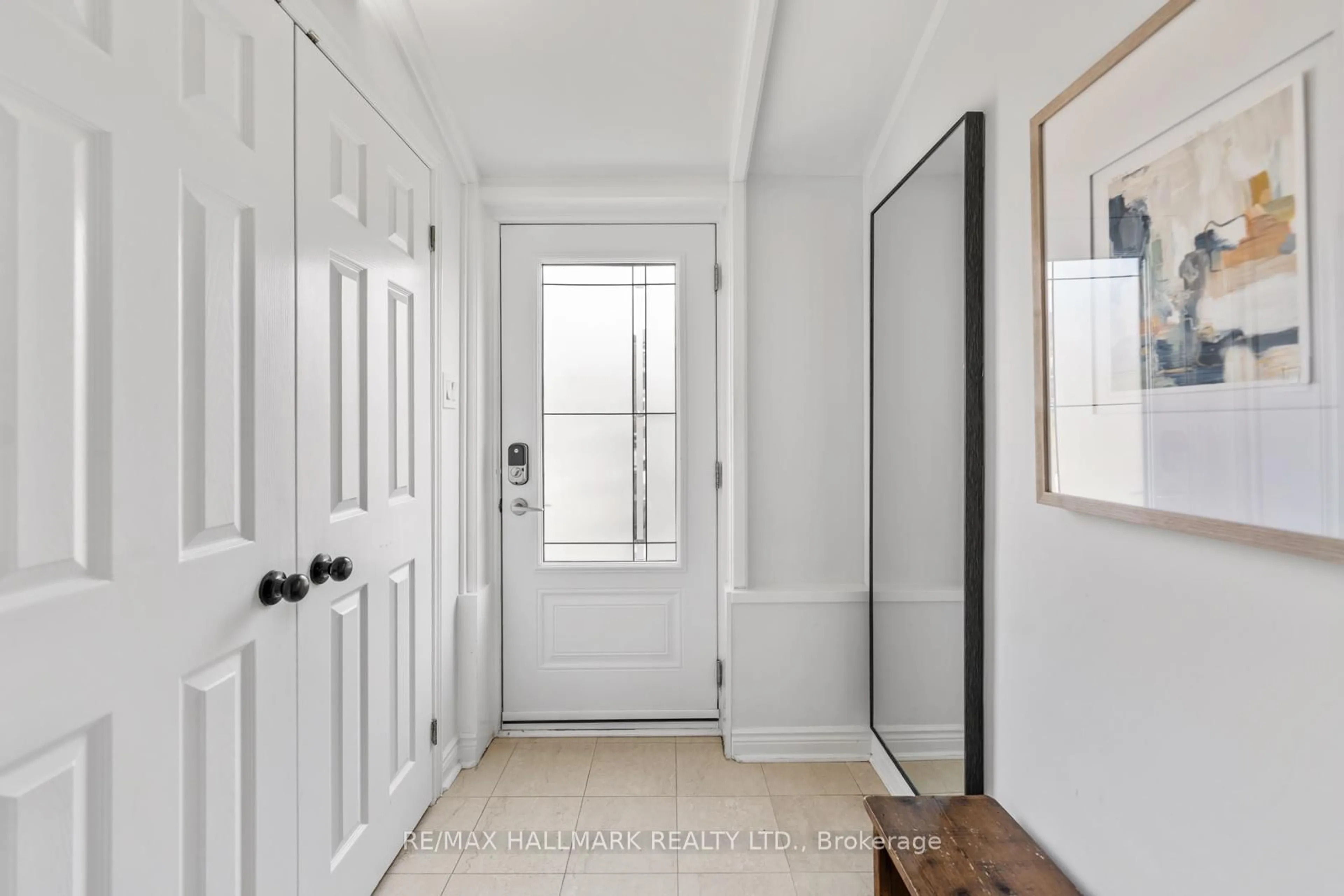 Indoor entryway for 146 Roslin Ave, Toronto Ontario M4N 1Z4