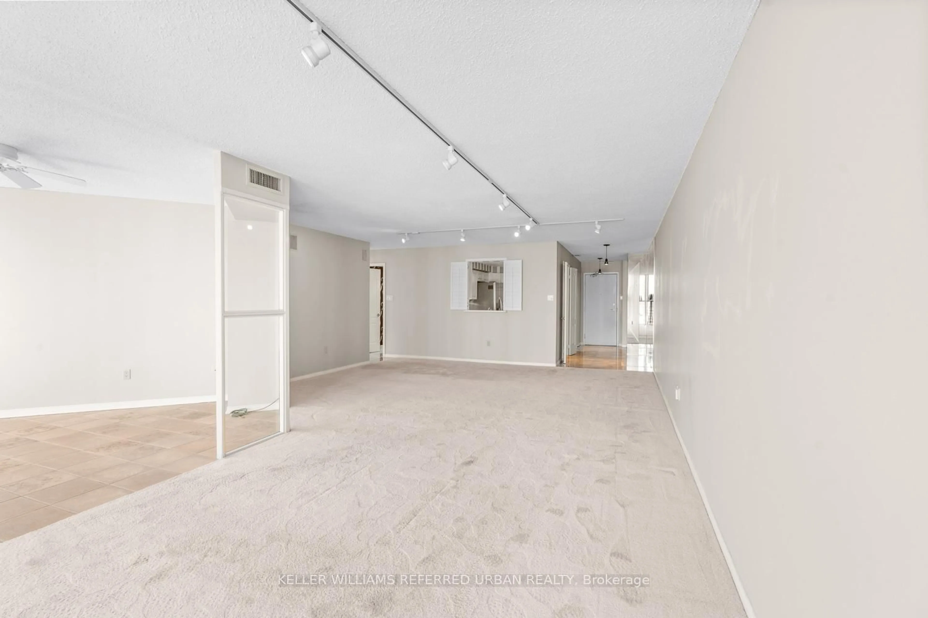 Indoor foyer for 10 Tichester Rd #1006, Toronto Ontario M5P 3M4