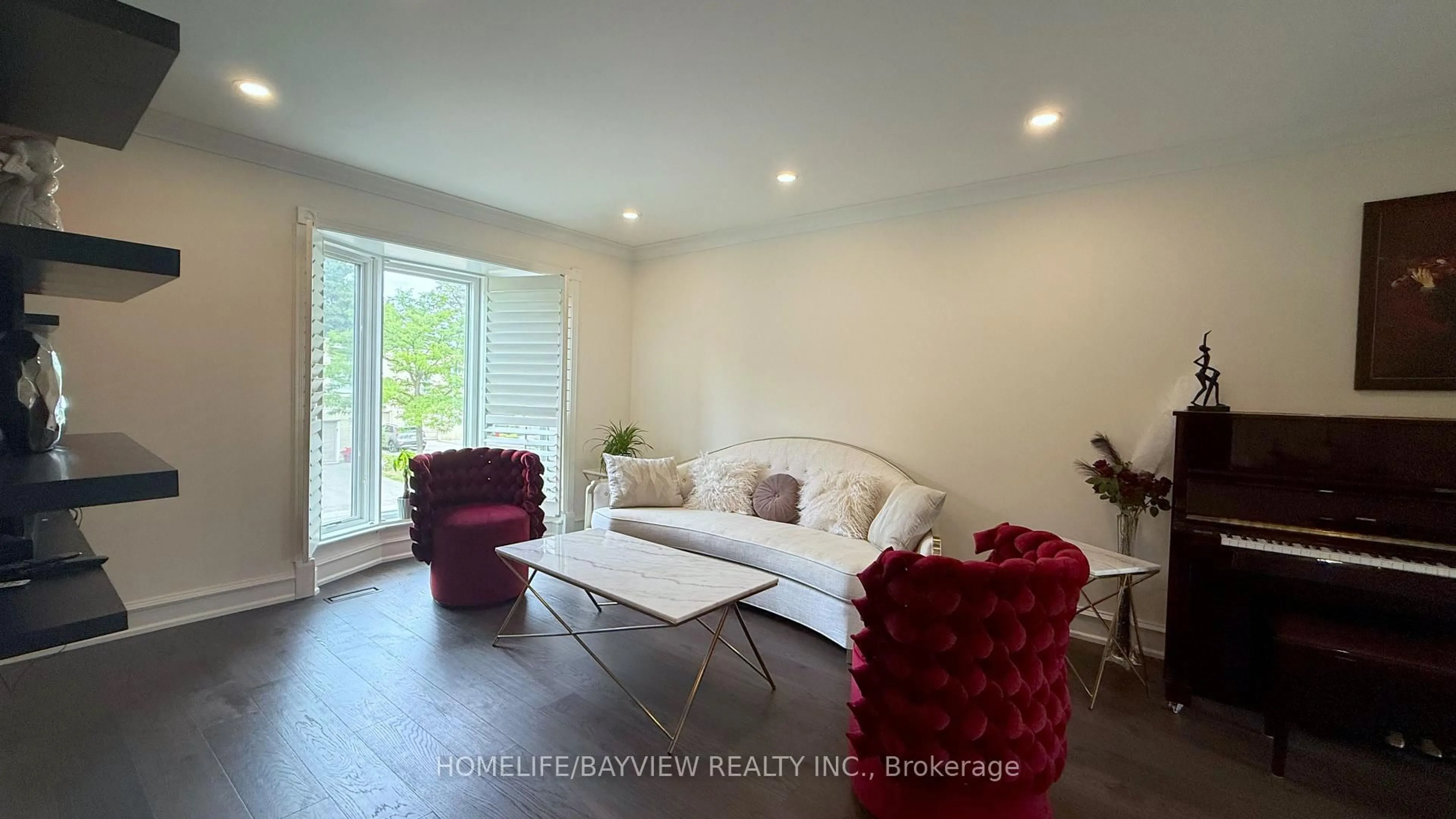 Living room with furniture, wood/laminate floor for 85 Crimson Millway, Toronto Ontario M2L 1T8