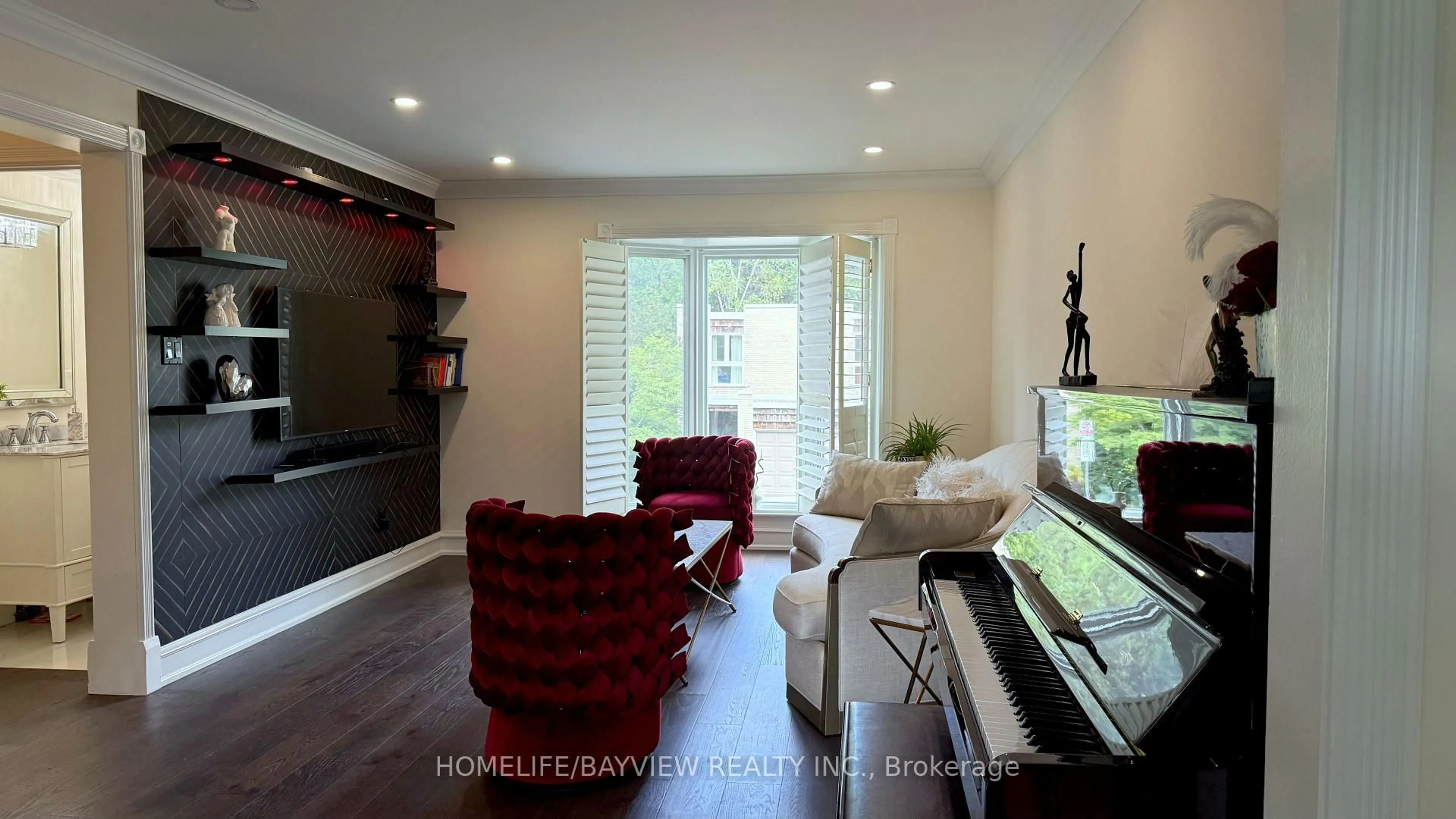 Living room with furniture, wood/laminate floor for 85 Crimson Millway, Toronto Ontario M2L 1T8