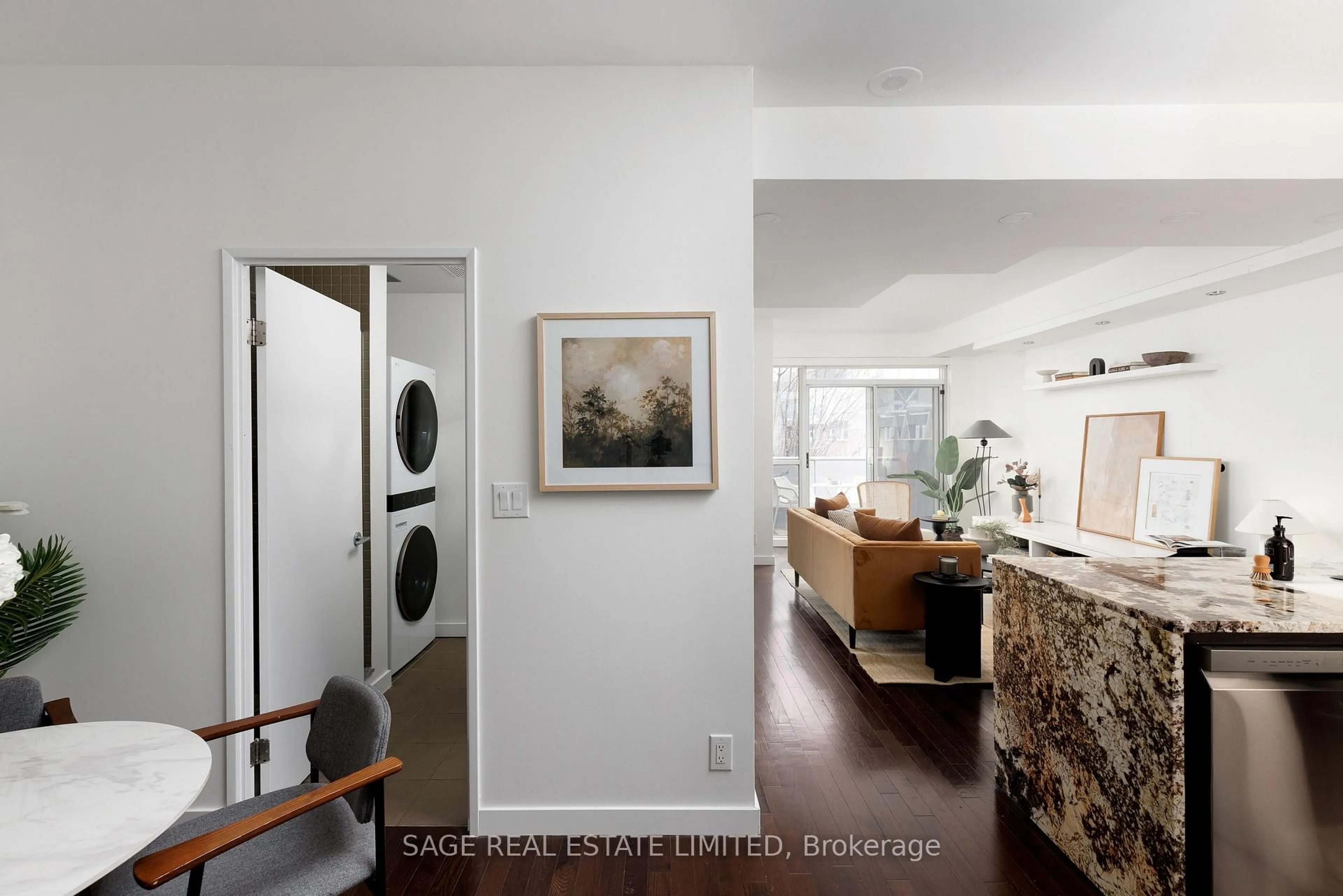 Indoor entryway for 1005 King St #332, Toronto Ontario M6K 3M8