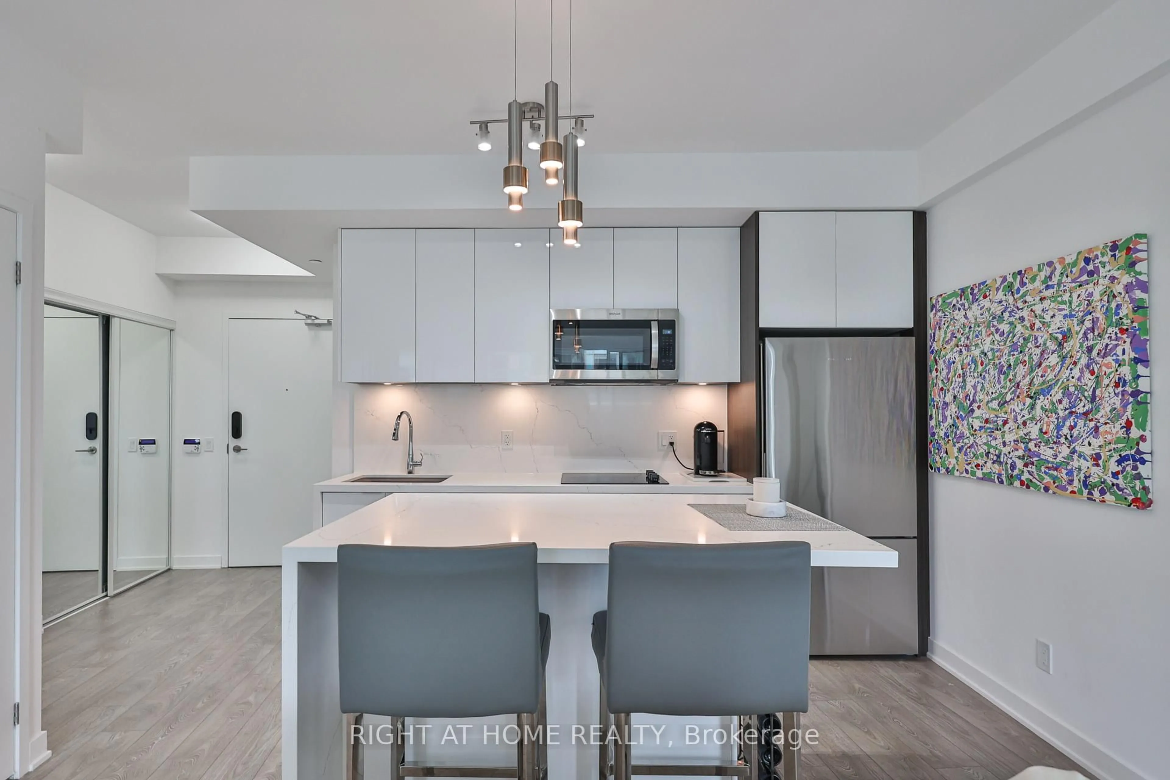 Open concept kitchen, ceramic/tile floor for 543 Richmond St #832, Toronto Ontario M5V 0W9