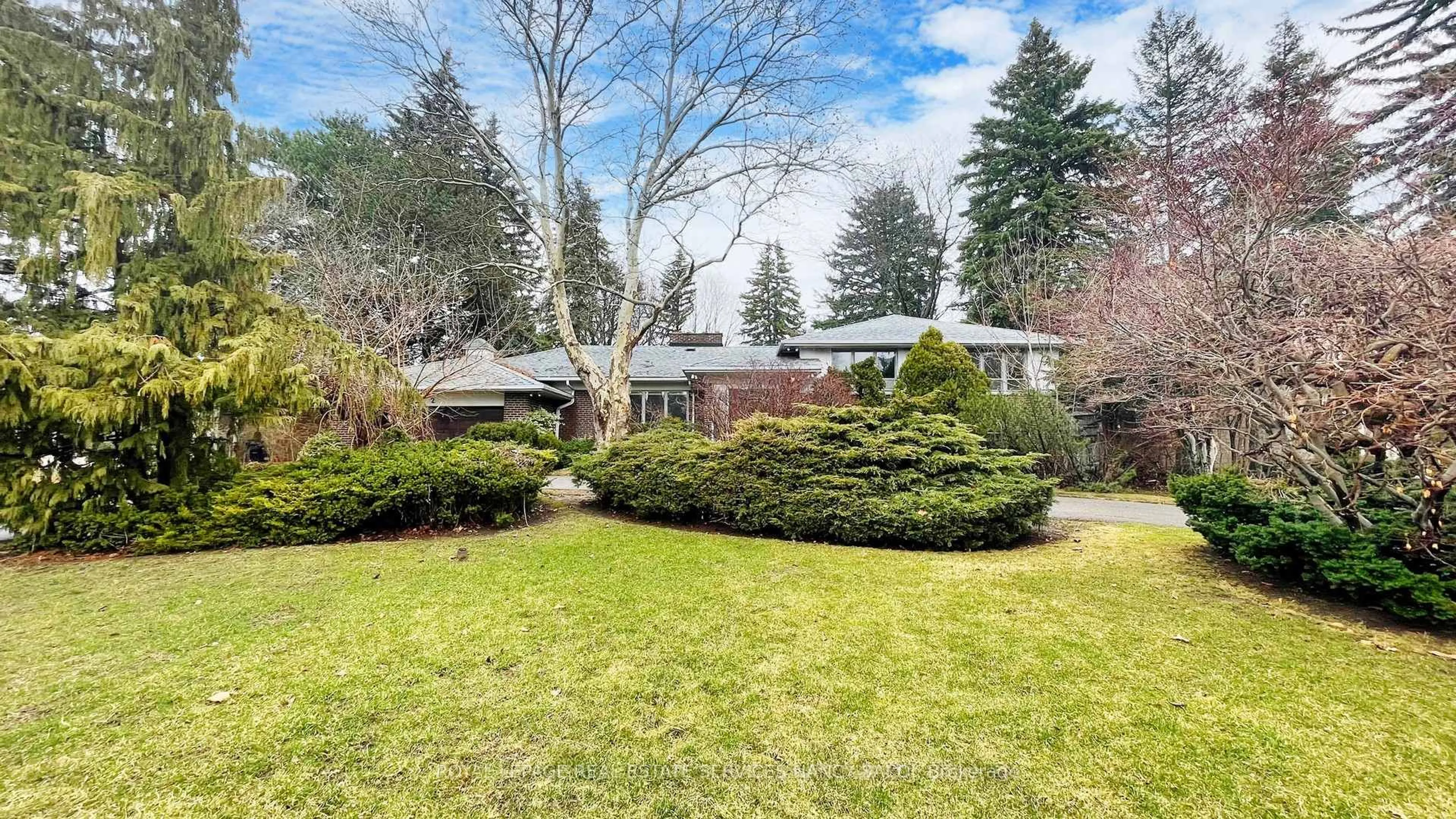 A pic from outside/outdoor area/front of a property/back of a property/a pic from drone, street for 2 Colvestone Rd, Toronto Ontario M2L 1X3