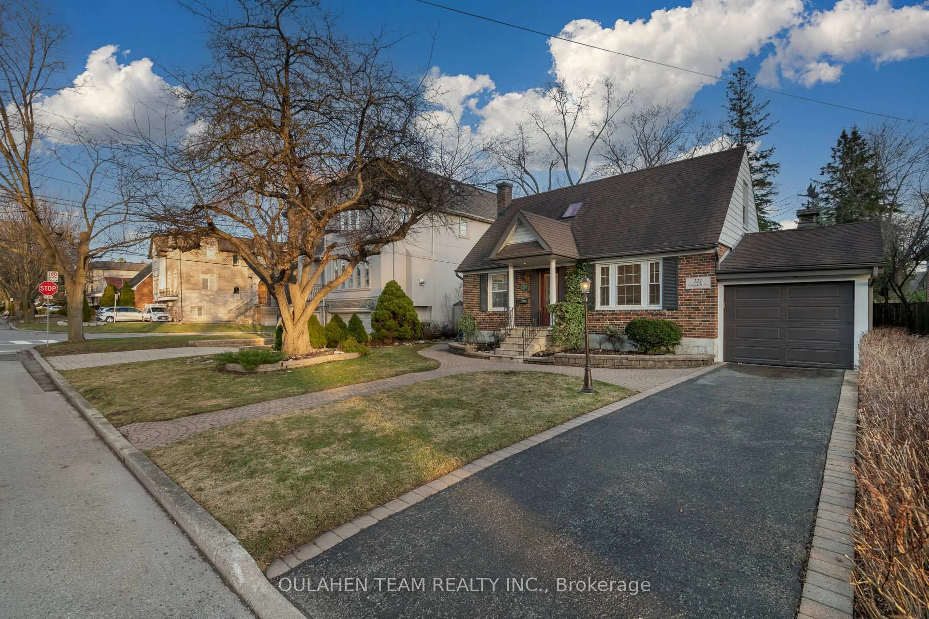 A pic from outside/outdoor area/front of a property/back of a property/a pic from drone, street for 121 Kingsdale Ave, Toronto Ontario M2N 3W5
