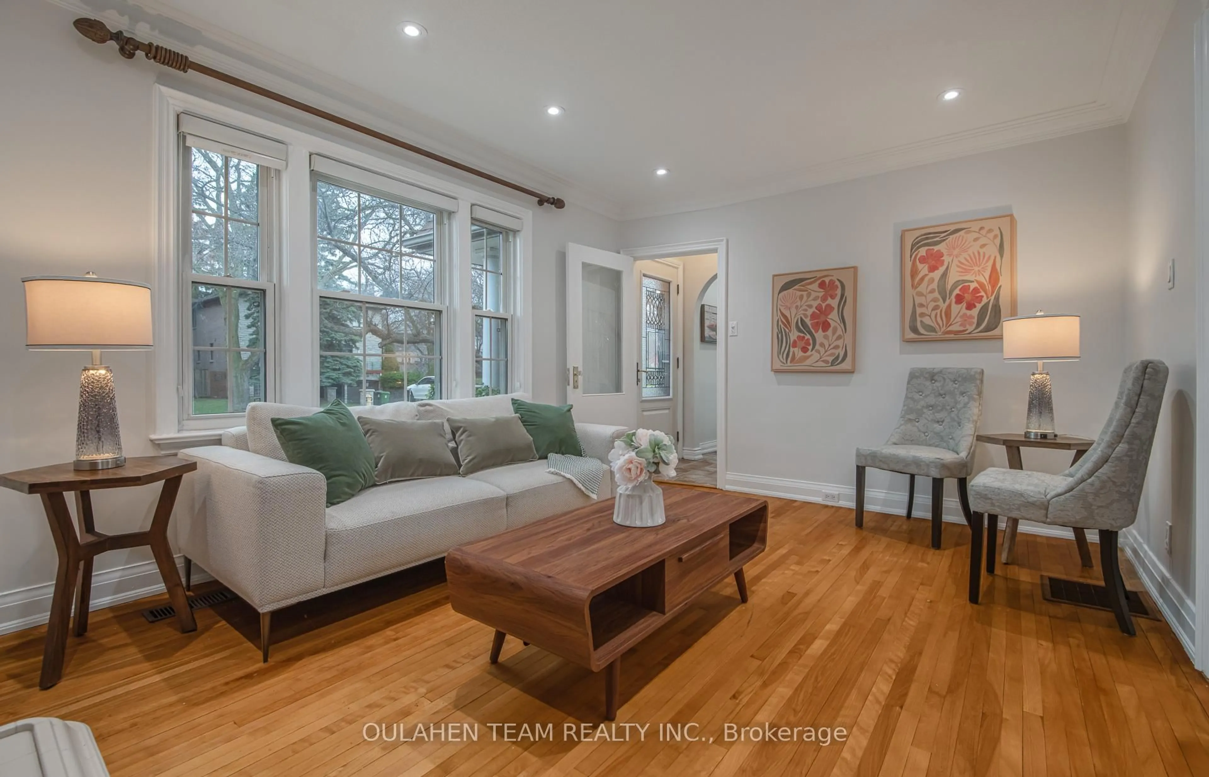 Living room with furniture, wood/laminate floor for 121 Kingsdale Ave, Toronto Ontario M2N 3W5