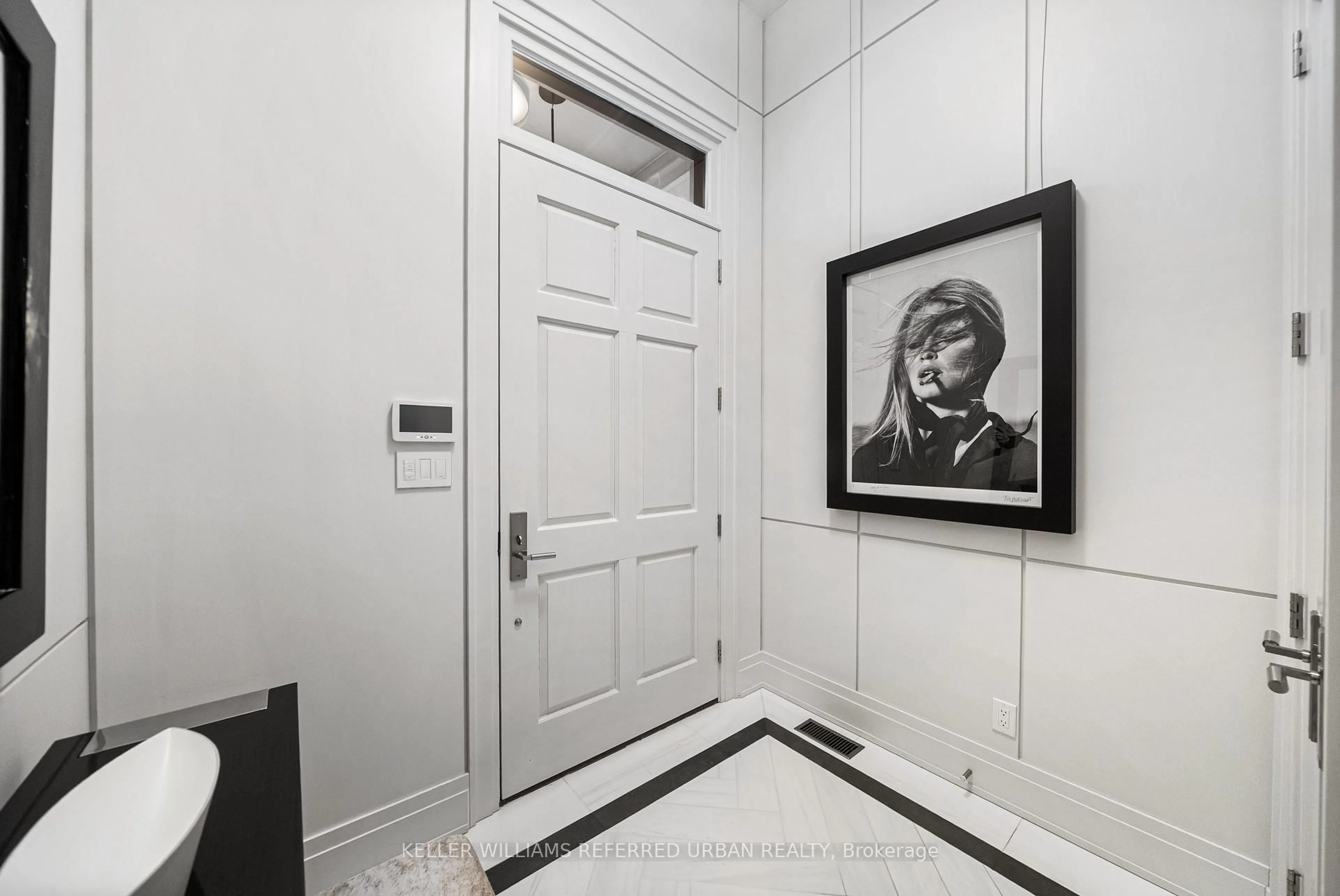 Indoor foyer for 130 B Farnham Ave, Toronto Ontario M4V 1H4