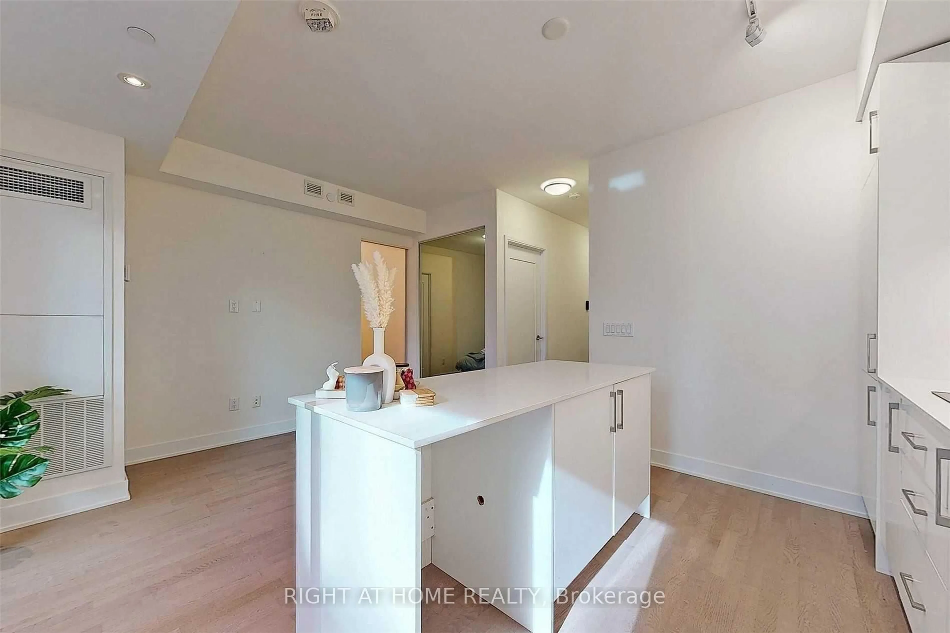 Unknown for 88 Cumberland St #408, Toronto Ontario M5R 1A3