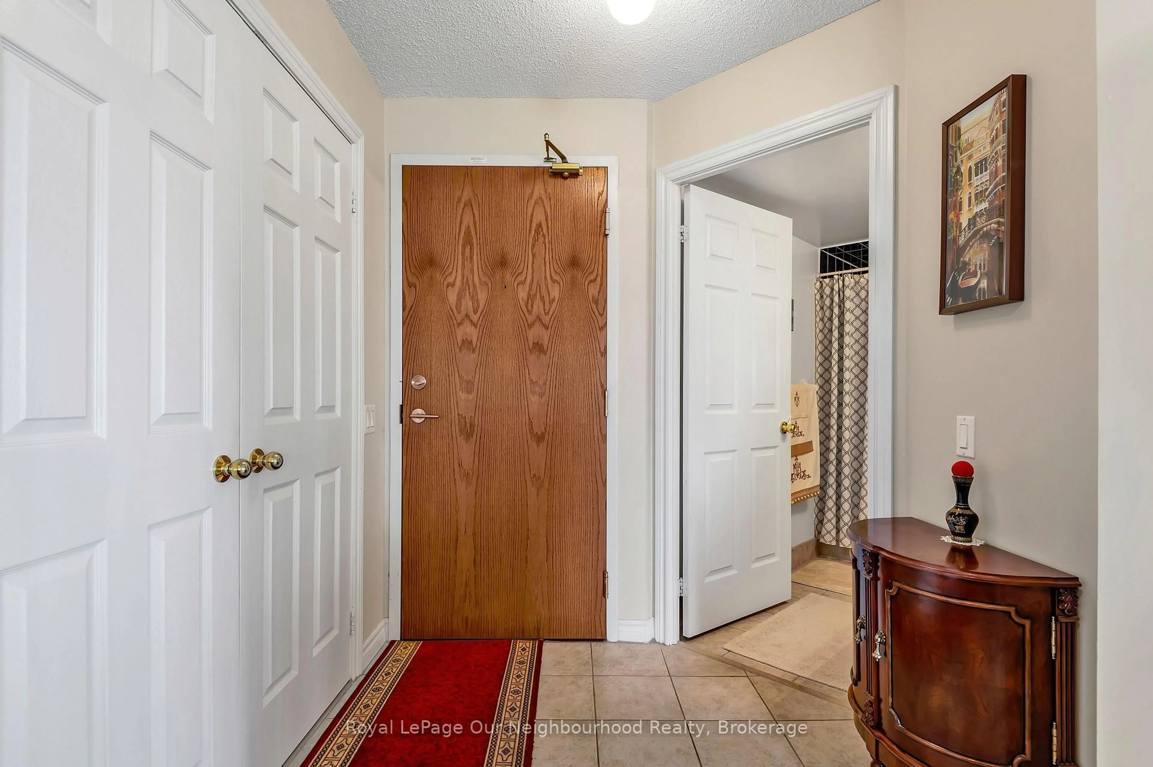 Indoor entryway for 1720 Eglinton Ave #813, Toronto Ontario M4A 2X8