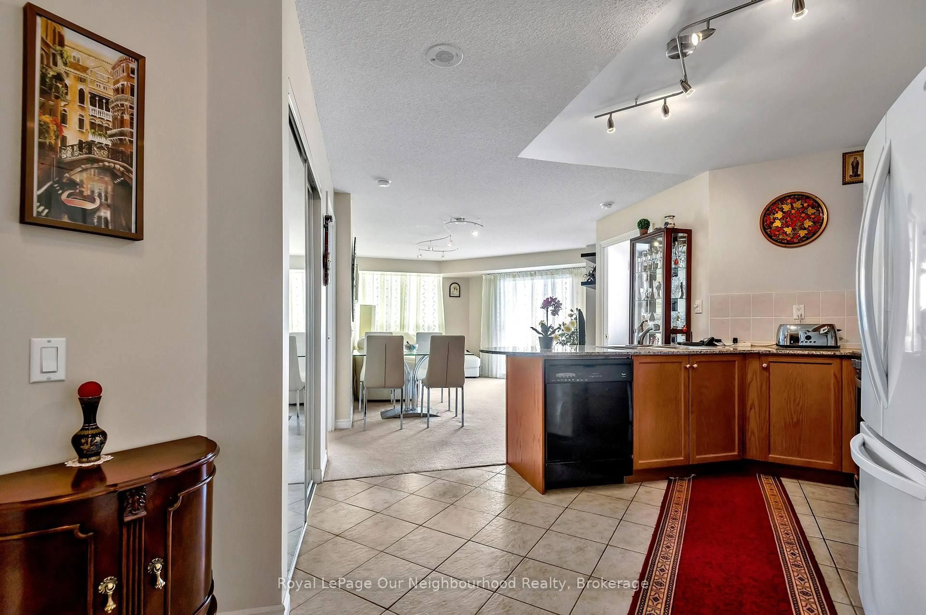 Indoor foyer for 1720 Eglinton Ave #813, Toronto Ontario M4A 2X8