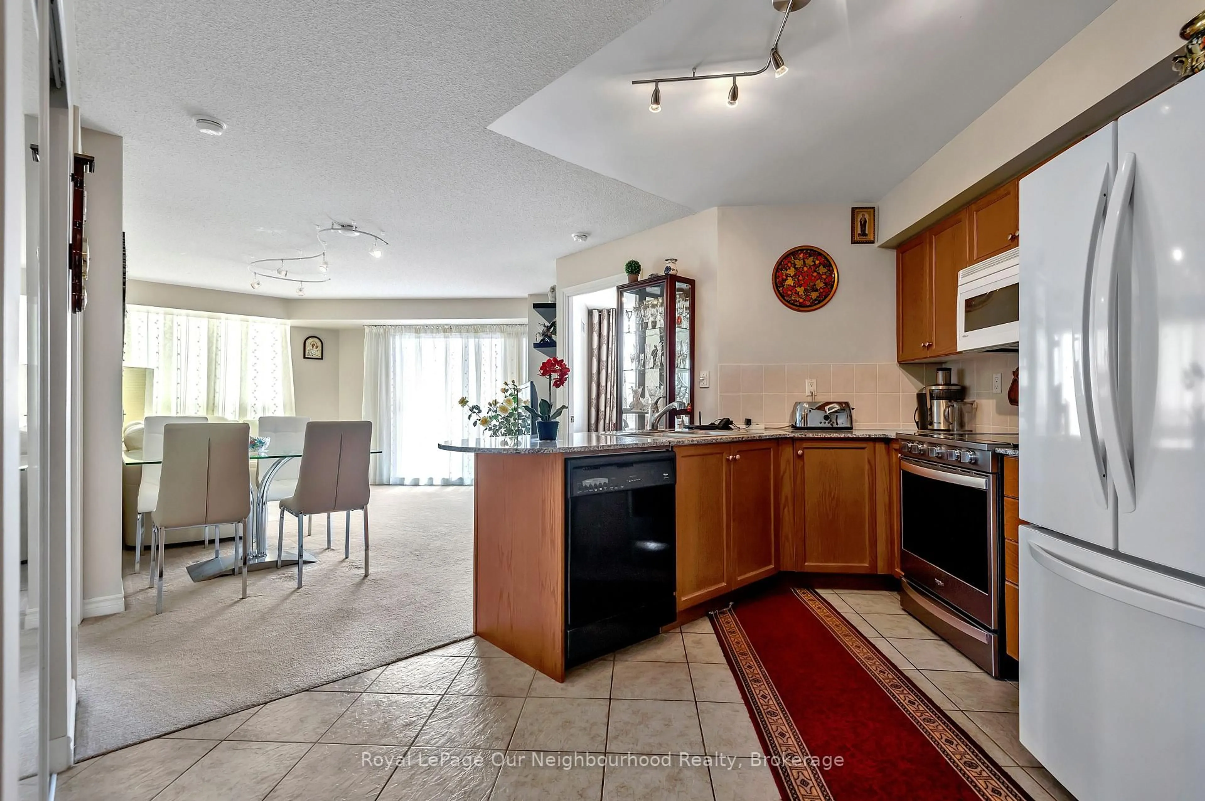 Open concept kitchen, ceramic/tile floor for 1720 Eglinton Ave #813, Toronto Ontario M4A 2X8