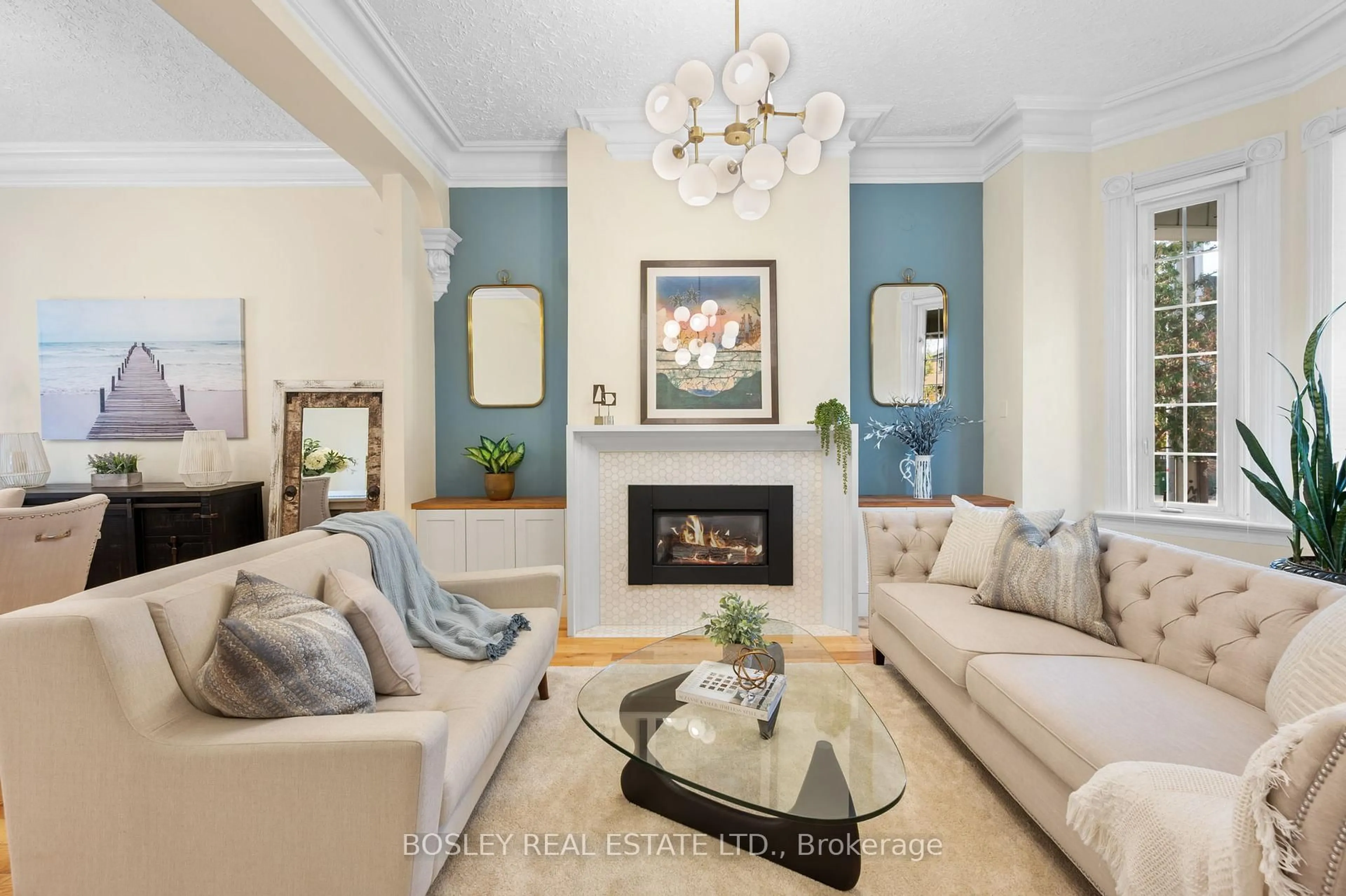 Living room with furniture, unknown for 103 Manning Ave, Toronto Ontario M6J 2K6