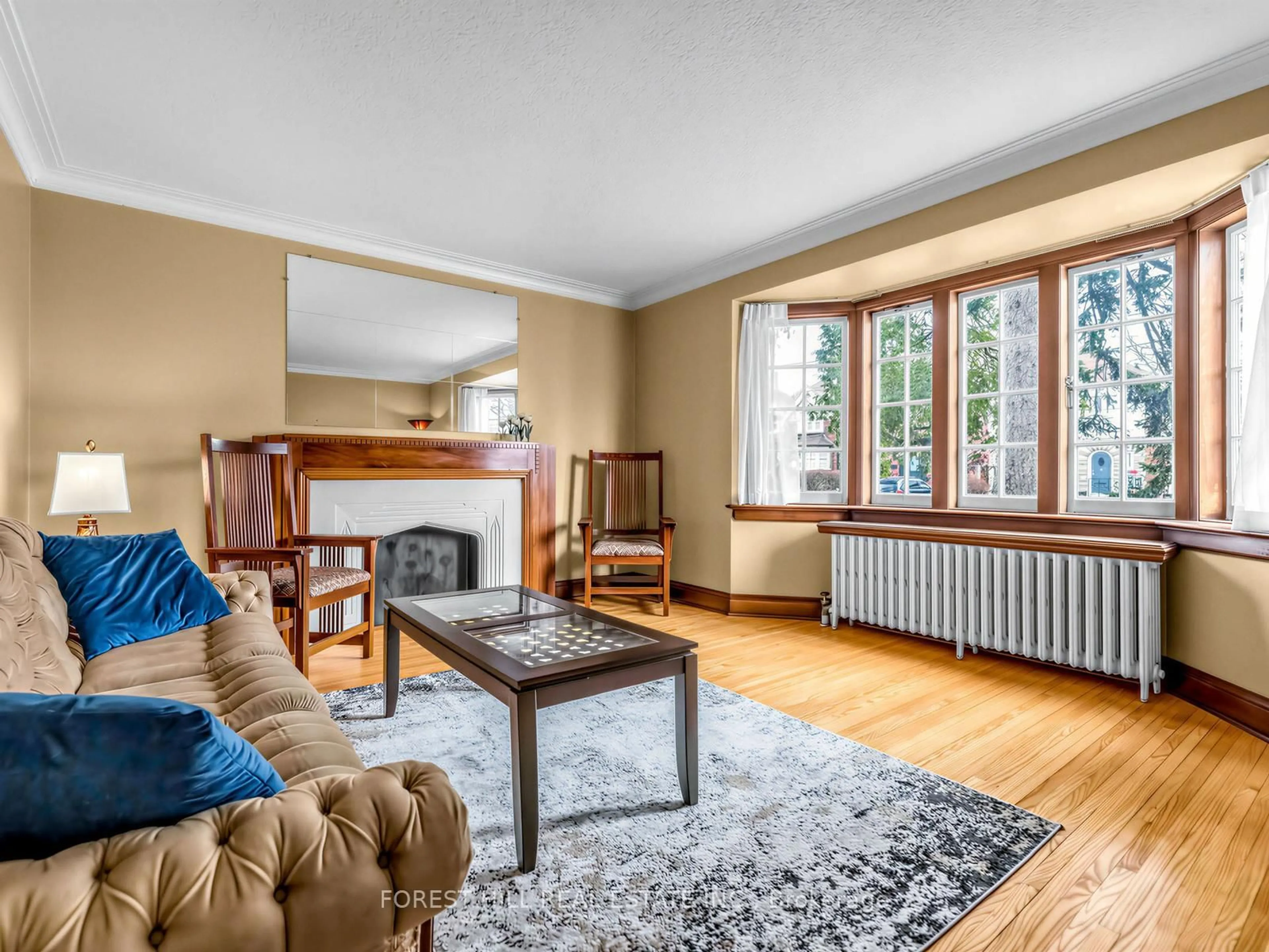 Living room with furniture, wood/laminate floor for 28 Castle Knock Rd, Toronto Ontario M5N 2J4