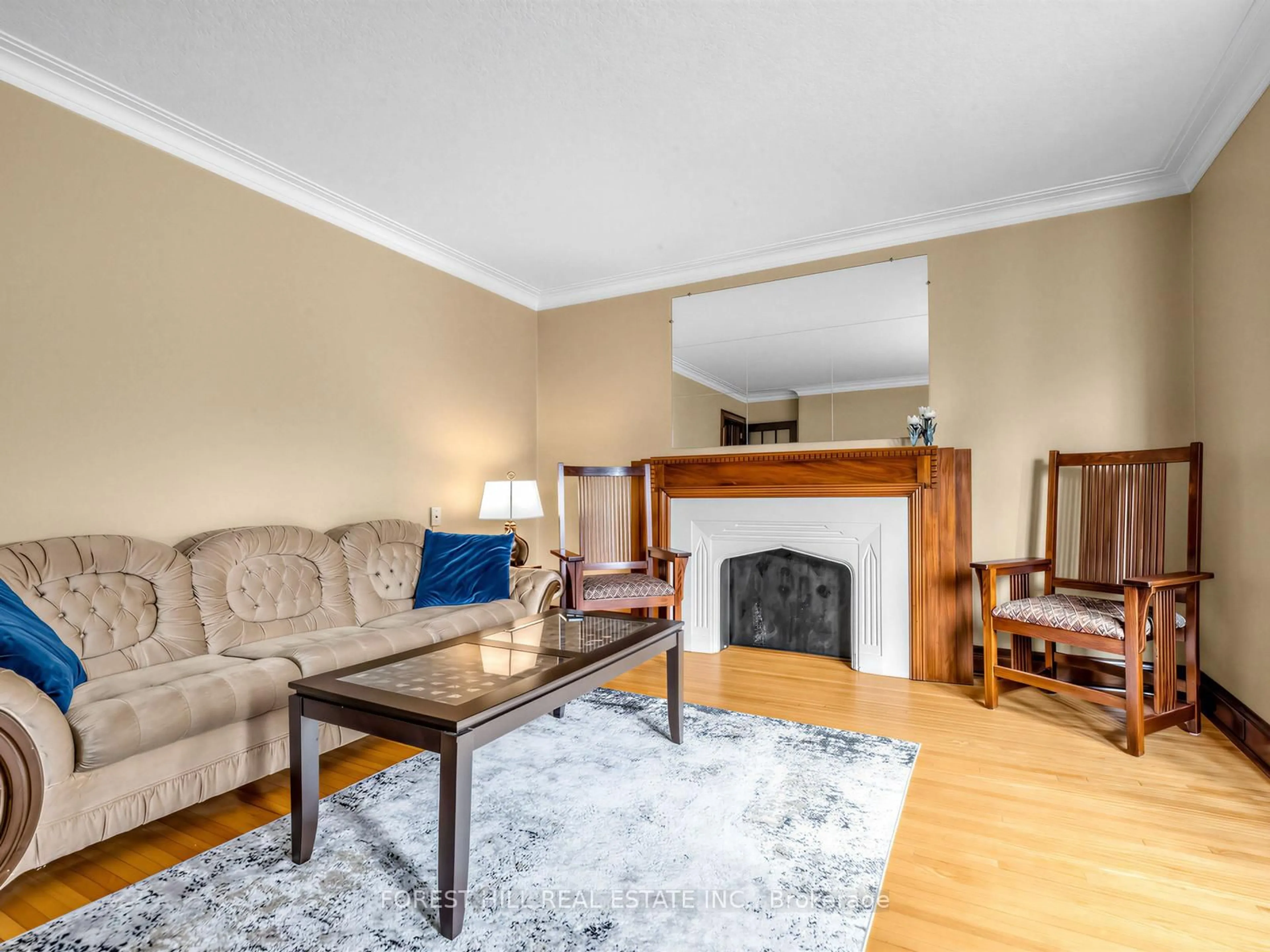 Living room with furniture, wood/laminate floor for 28 Castle Knock Rd, Toronto Ontario M5N 2J4