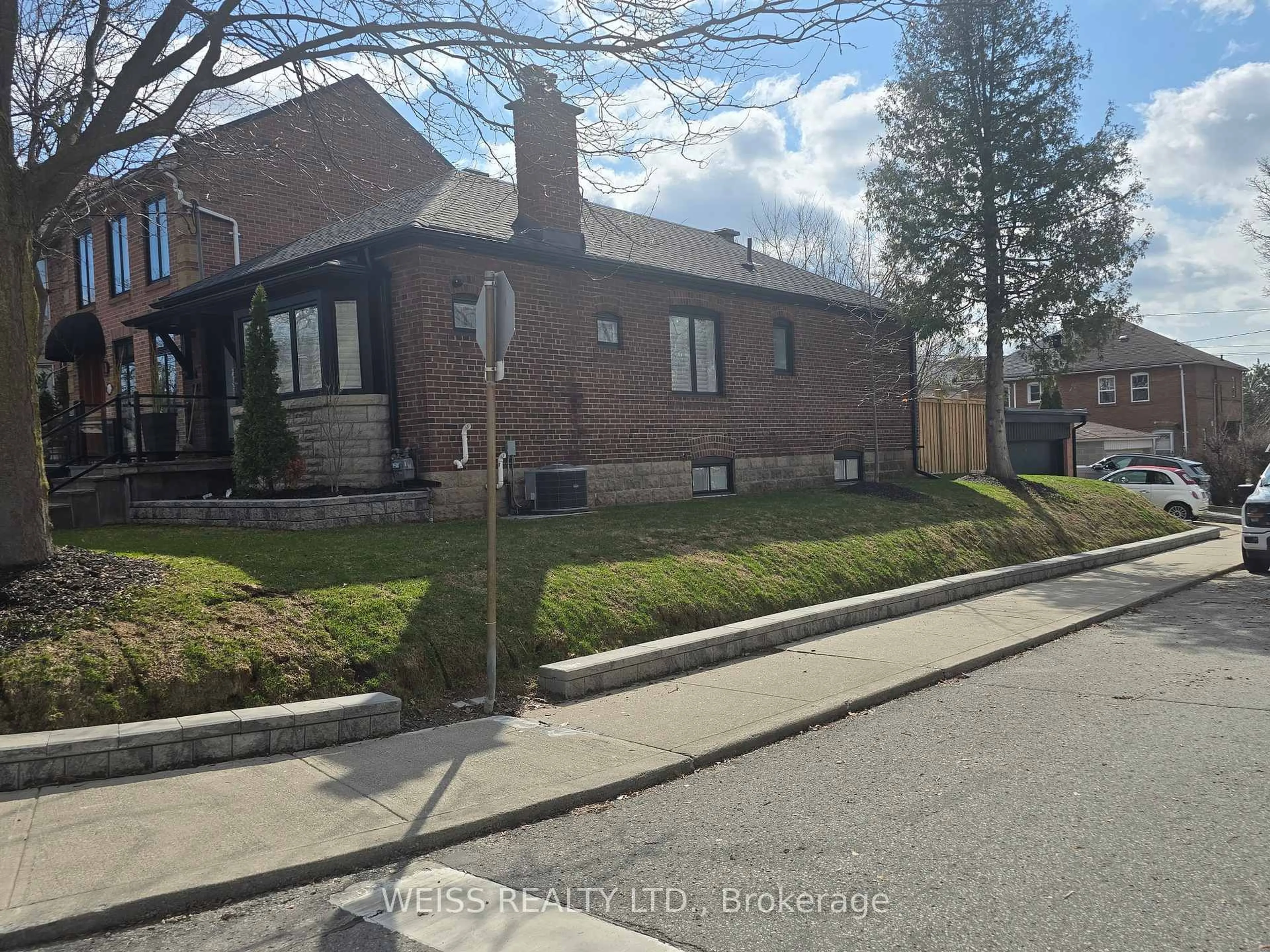 A pic from outside/outdoor area/front of a property/back of a property/a pic from drone, street for 199 Glengarry Ave, Toronto Ontario M5M 1E1