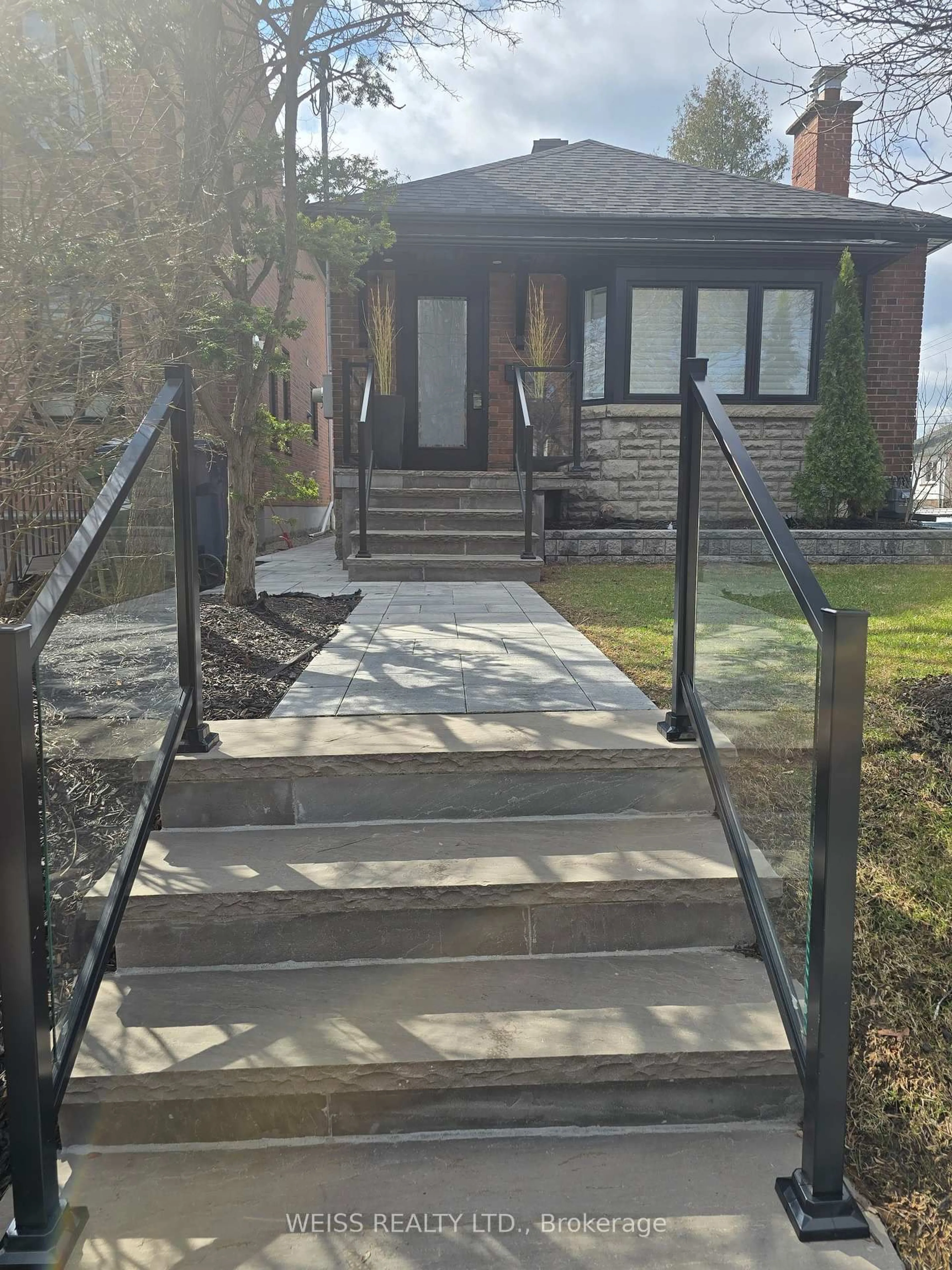 Stairs for 199 Glengarry Ave, Toronto Ontario M5M 1E1