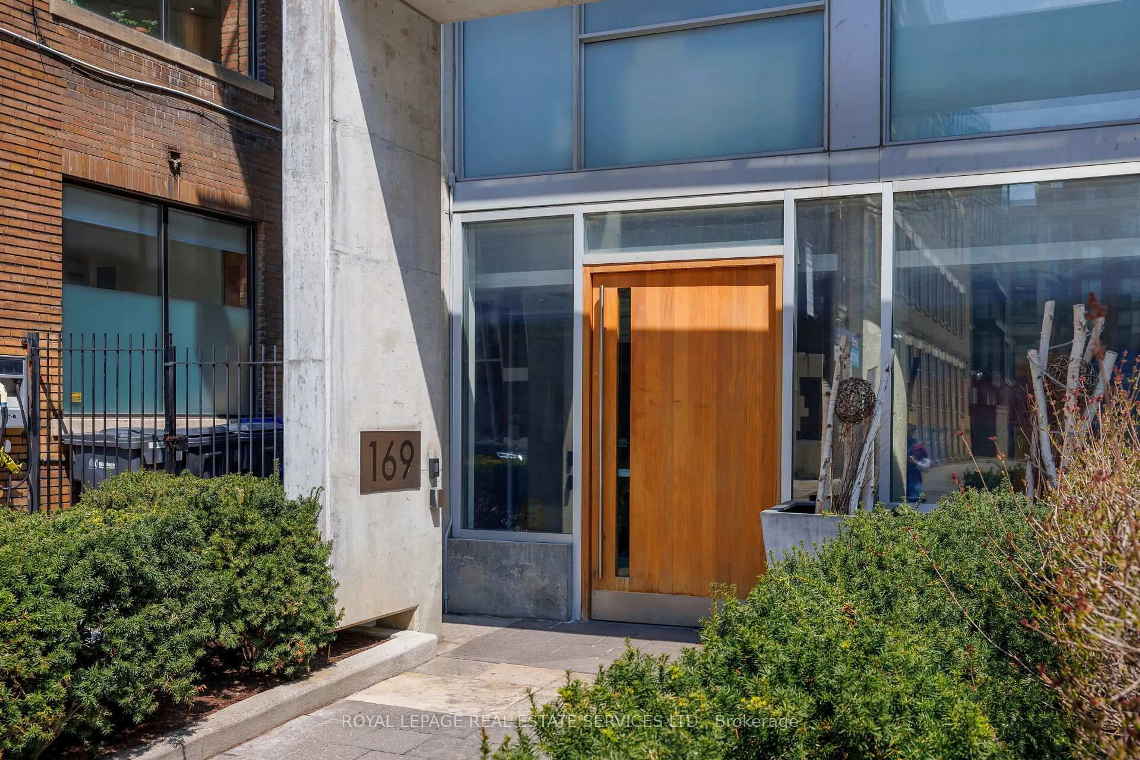 Indoor foyer for 169 John St #804, Toronto Ontario M5T 1X3