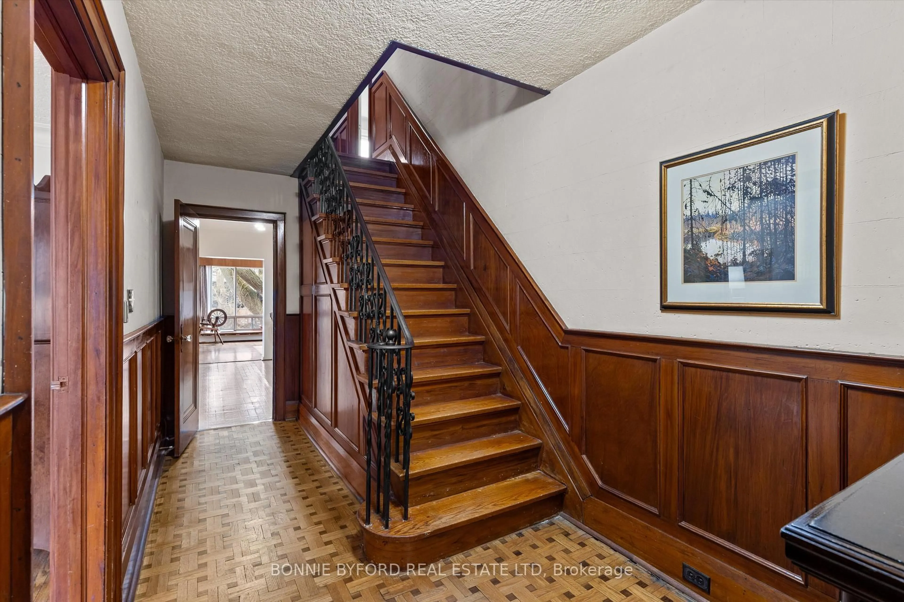 Indoor foyer for 3 Fleming Cres, Toronto Ontario M4G 2A9