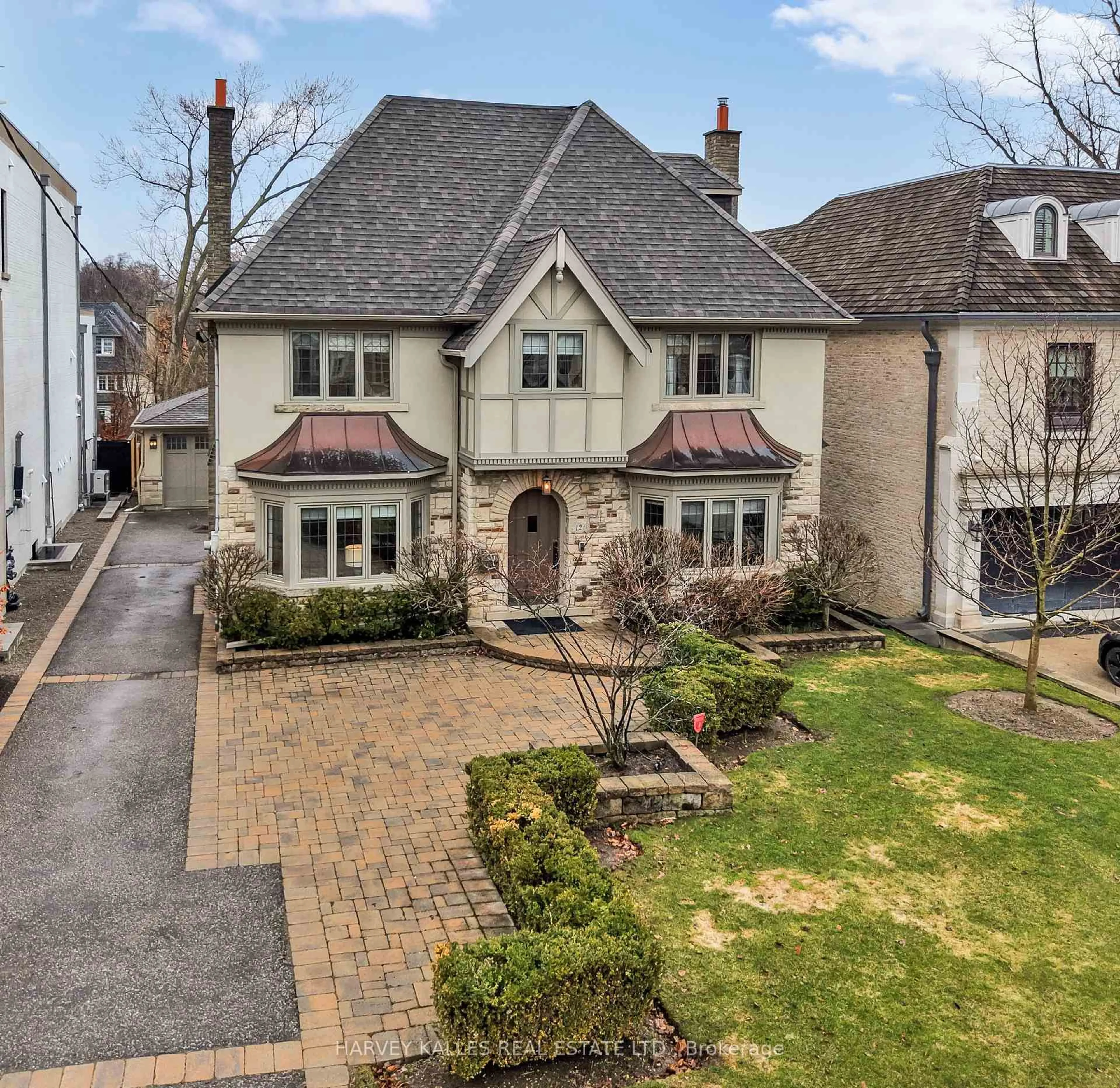 A pic from outside/outdoor area/front of a property/back of a property/a pic from drone, street for 12 Killarney Rd, Toronto Ontario M5P 1L8