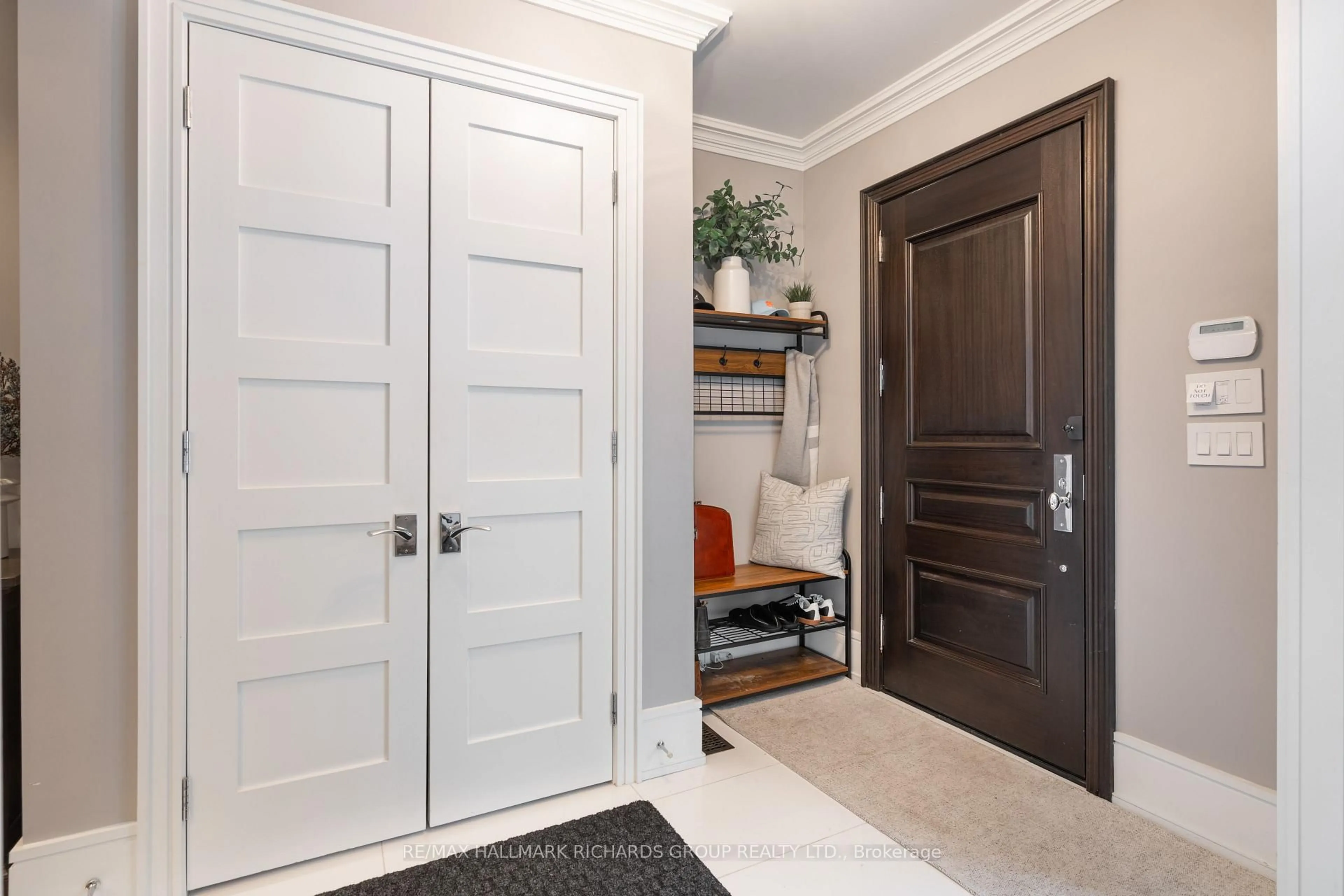 Indoor entryway for 77 Randolph Rd, Toronto Ontario M4G 3S1