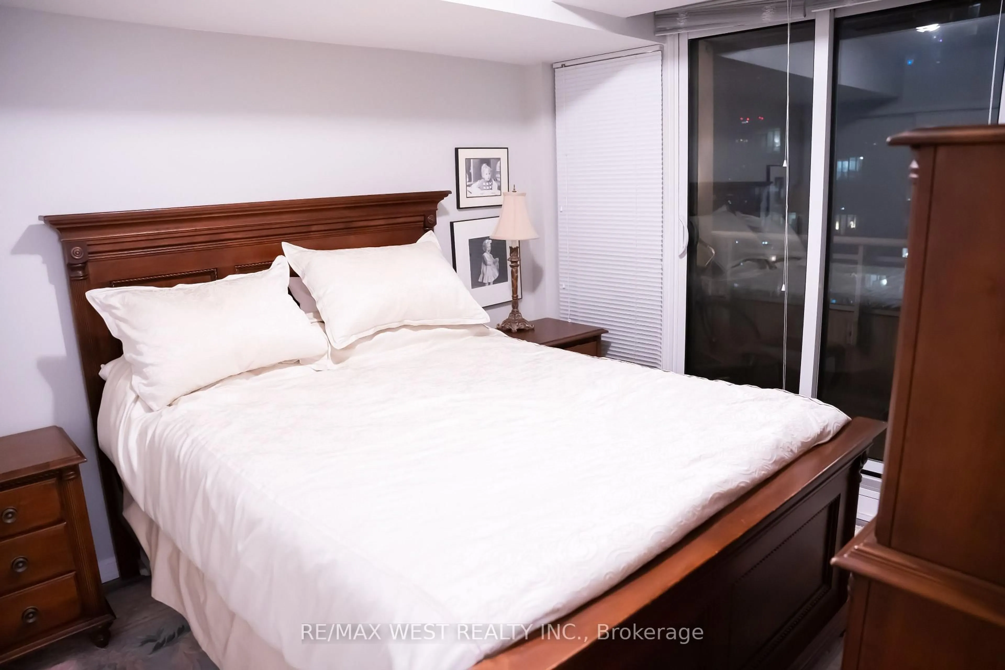 Bedroom with bed, wood/laminate floor for 35 Bastion St #1915, Toronto Ontario M5V 0C2