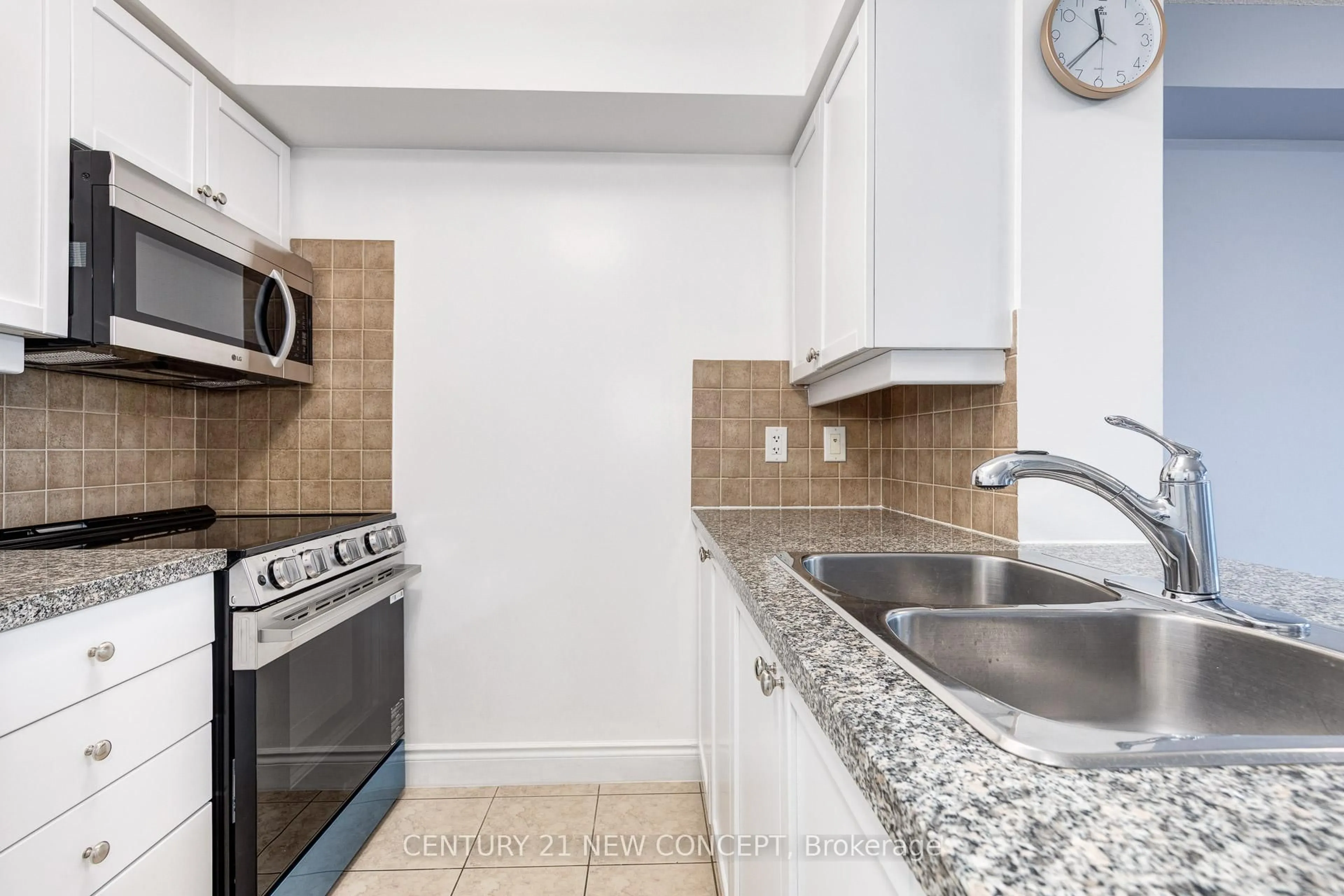 Standard kitchen, ceramic/tile floor for 15 Greenview Ave #1907, Toronto Ontario M2M 4M7