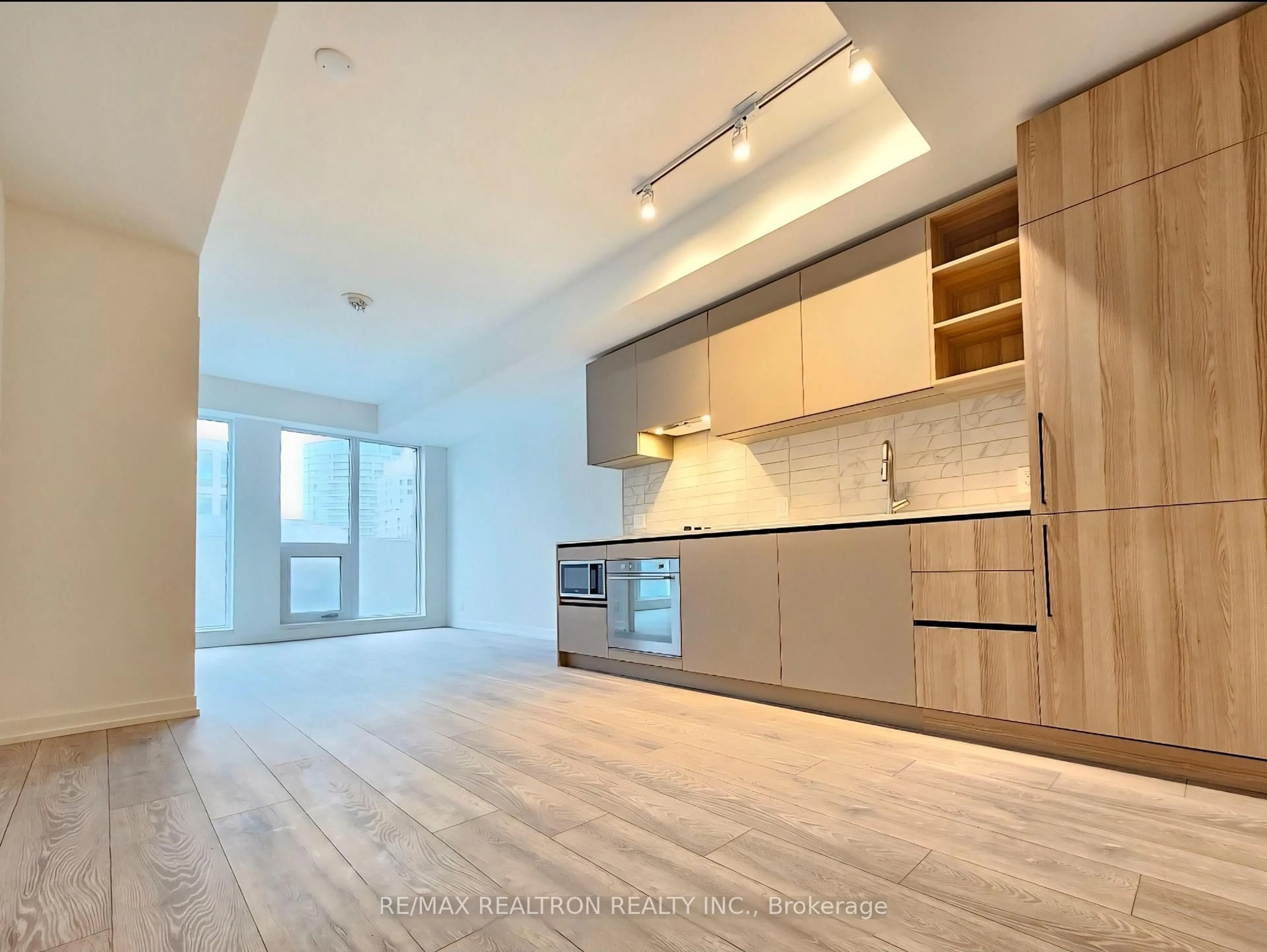 Open concept kitchen, wood/laminate floor for 55 Mercer St #1212, Toronto Ontario M5V 3W2