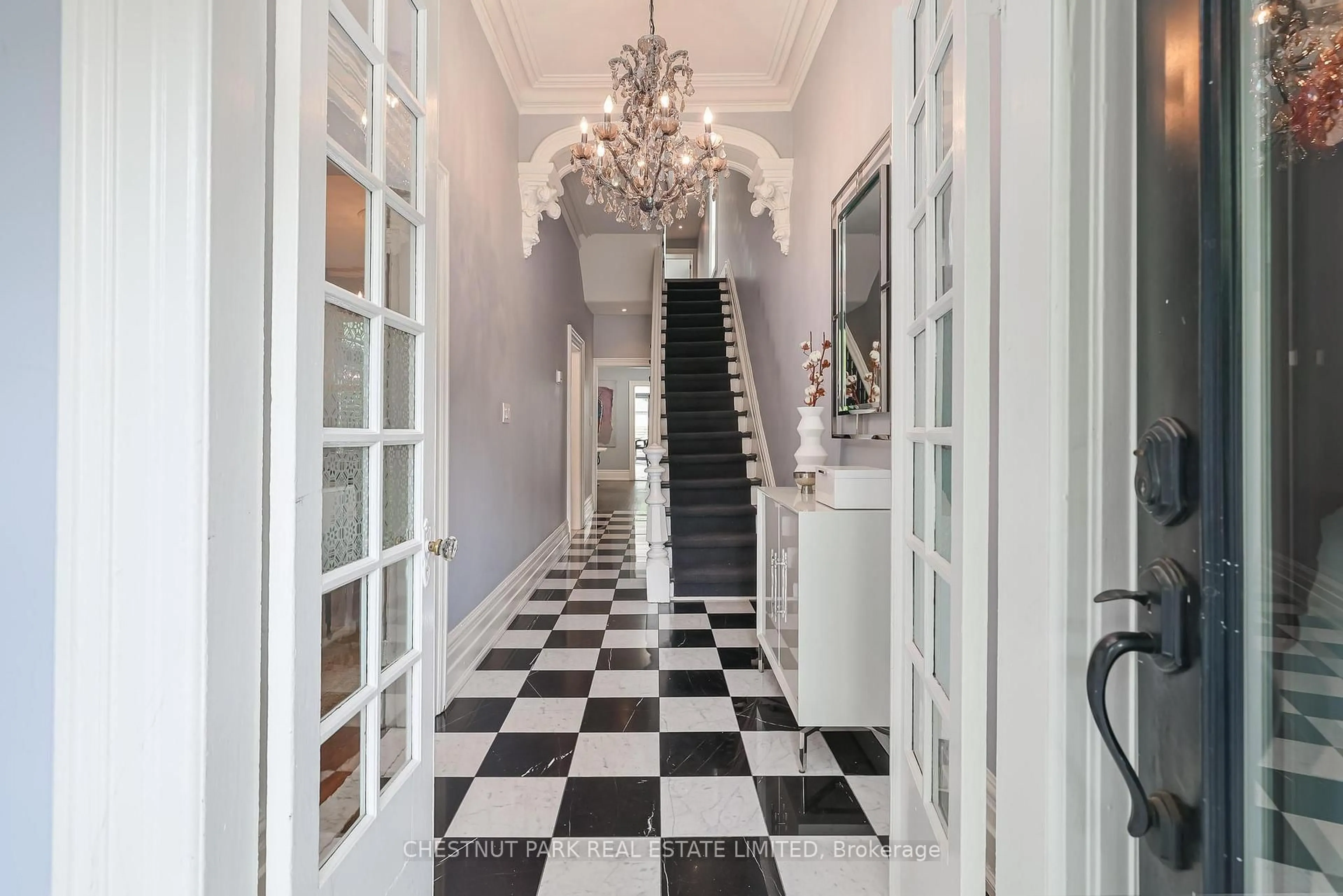 Indoor foyer for 82 Bellevue Ave, Toronto Ontario M5T 2N7