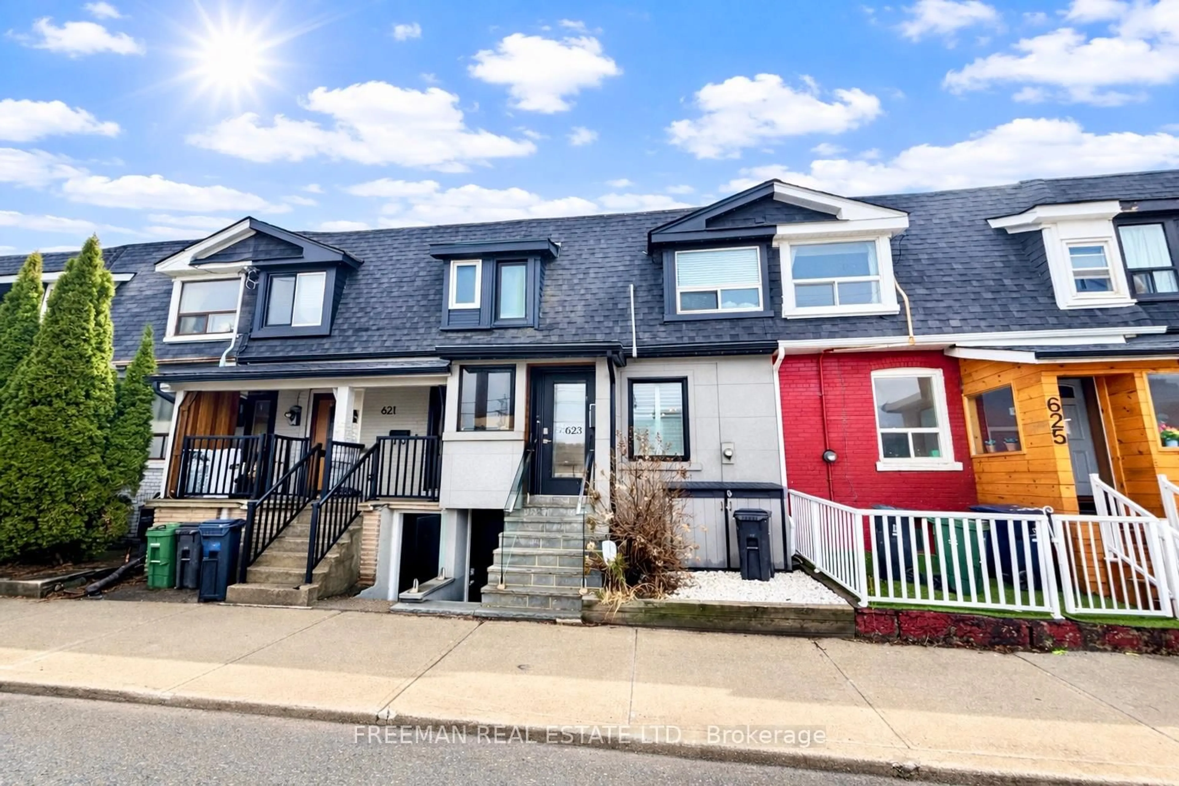 Home with vinyl exterior material, street for 623 Dupont St, Toronto Ontario M6G 1Z3