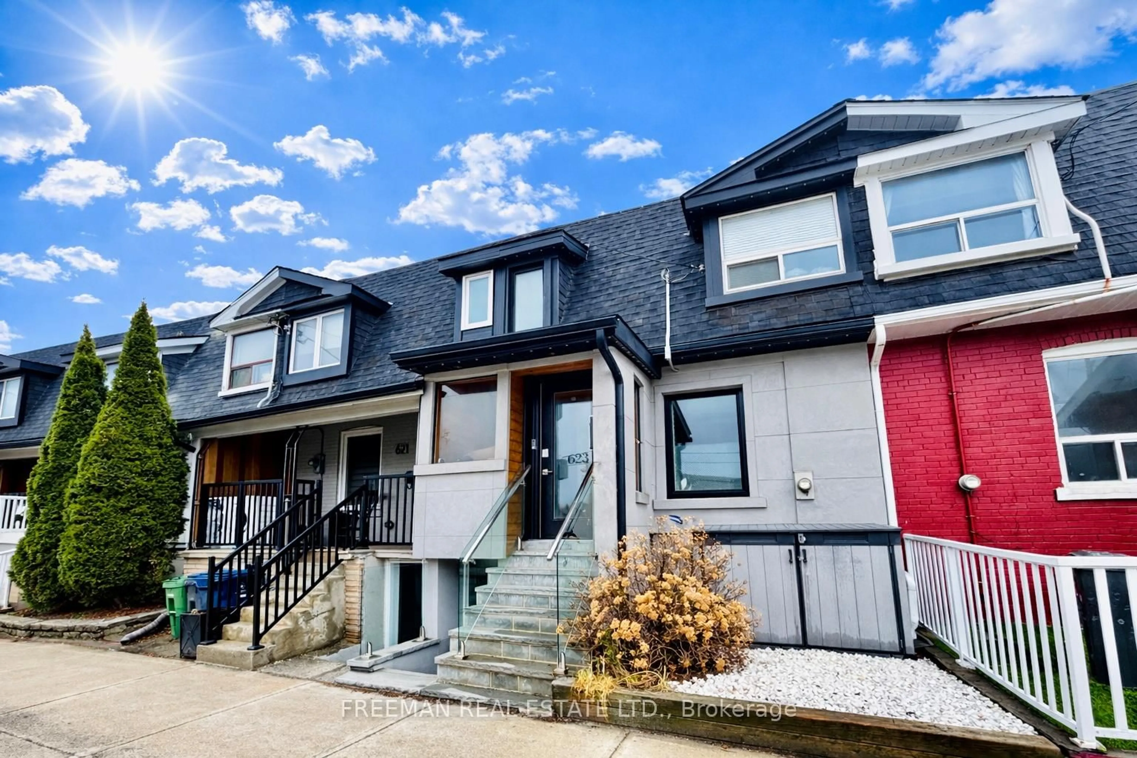 Home with vinyl exterior material, street for 623 Dupont St, Toronto Ontario M6G 1Z3