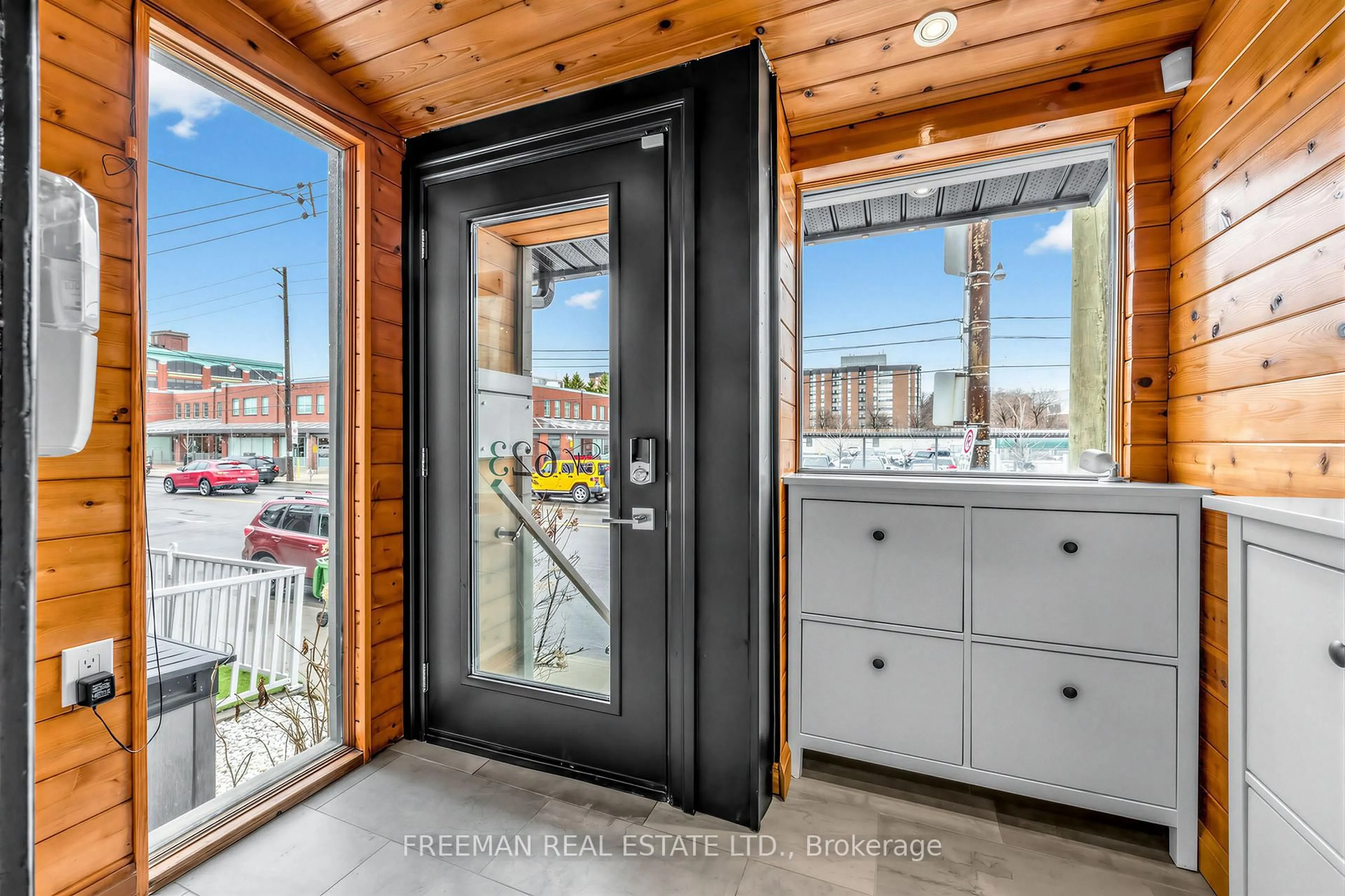 Indoor entryway for 623 Dupont St, Toronto Ontario M6G 1Z3