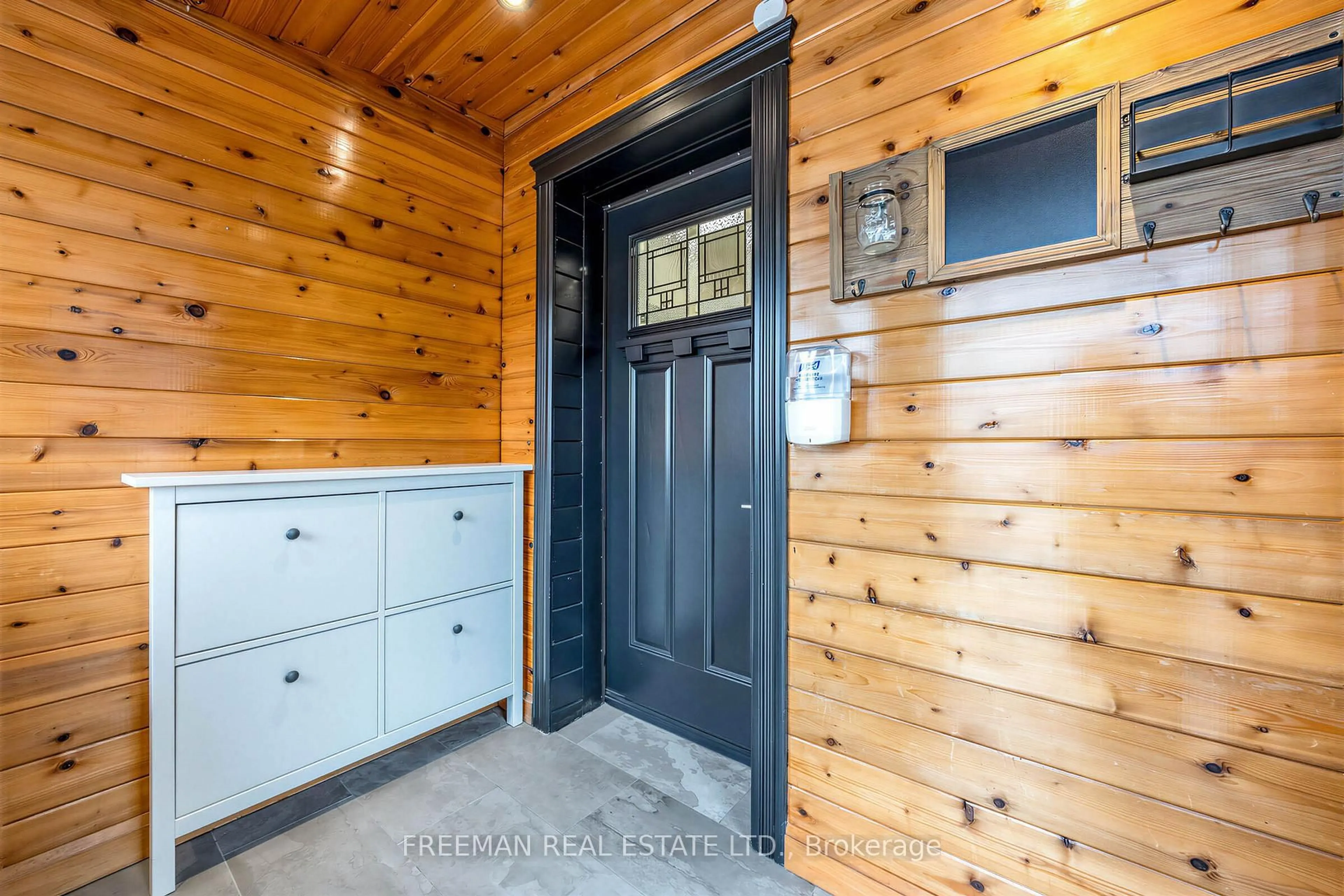 Indoor entryway for 623 Dupont St, Toronto Ontario M6G 1Z3