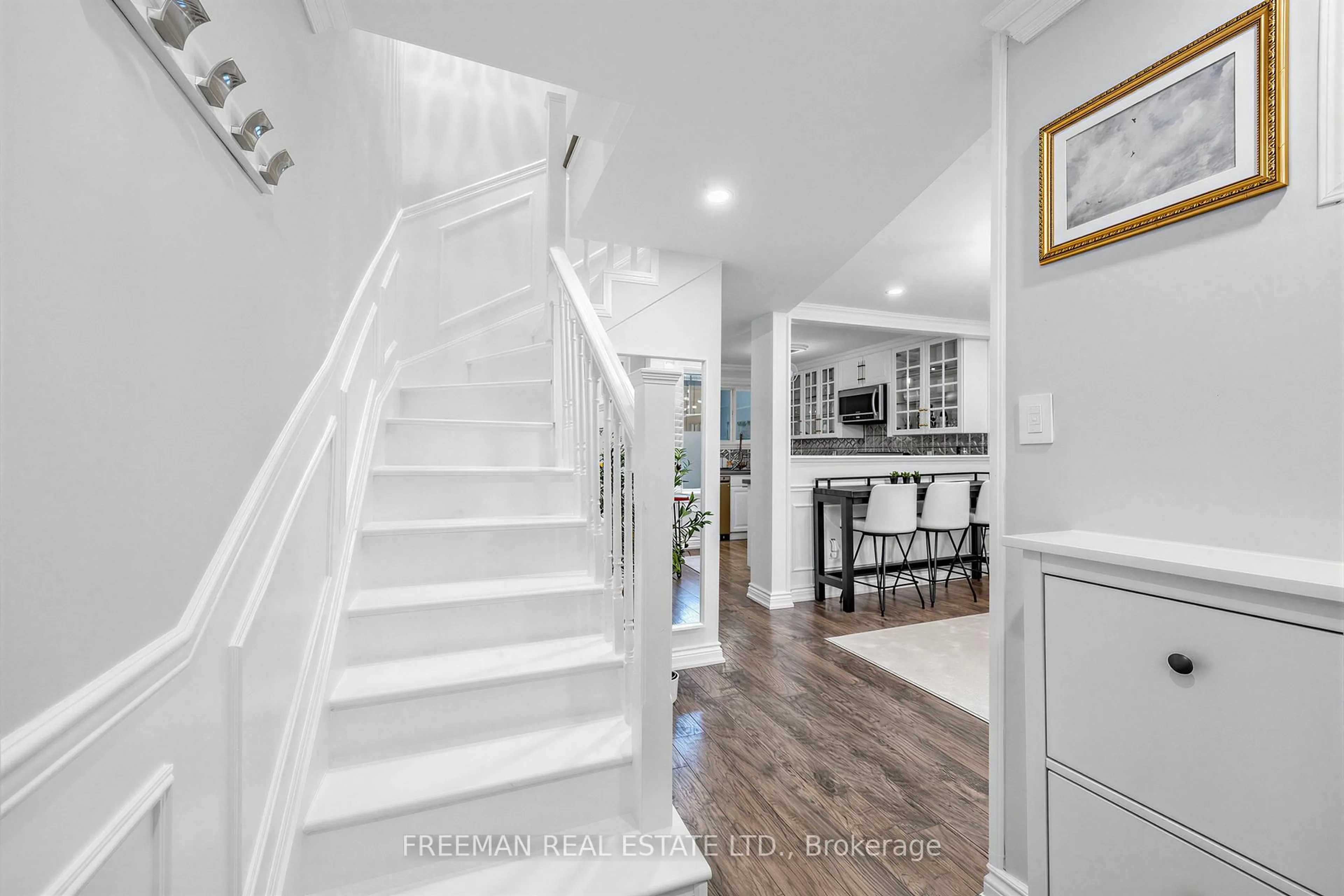 Indoor entryway for 623 Dupont St, Toronto Ontario M6G 1Z3