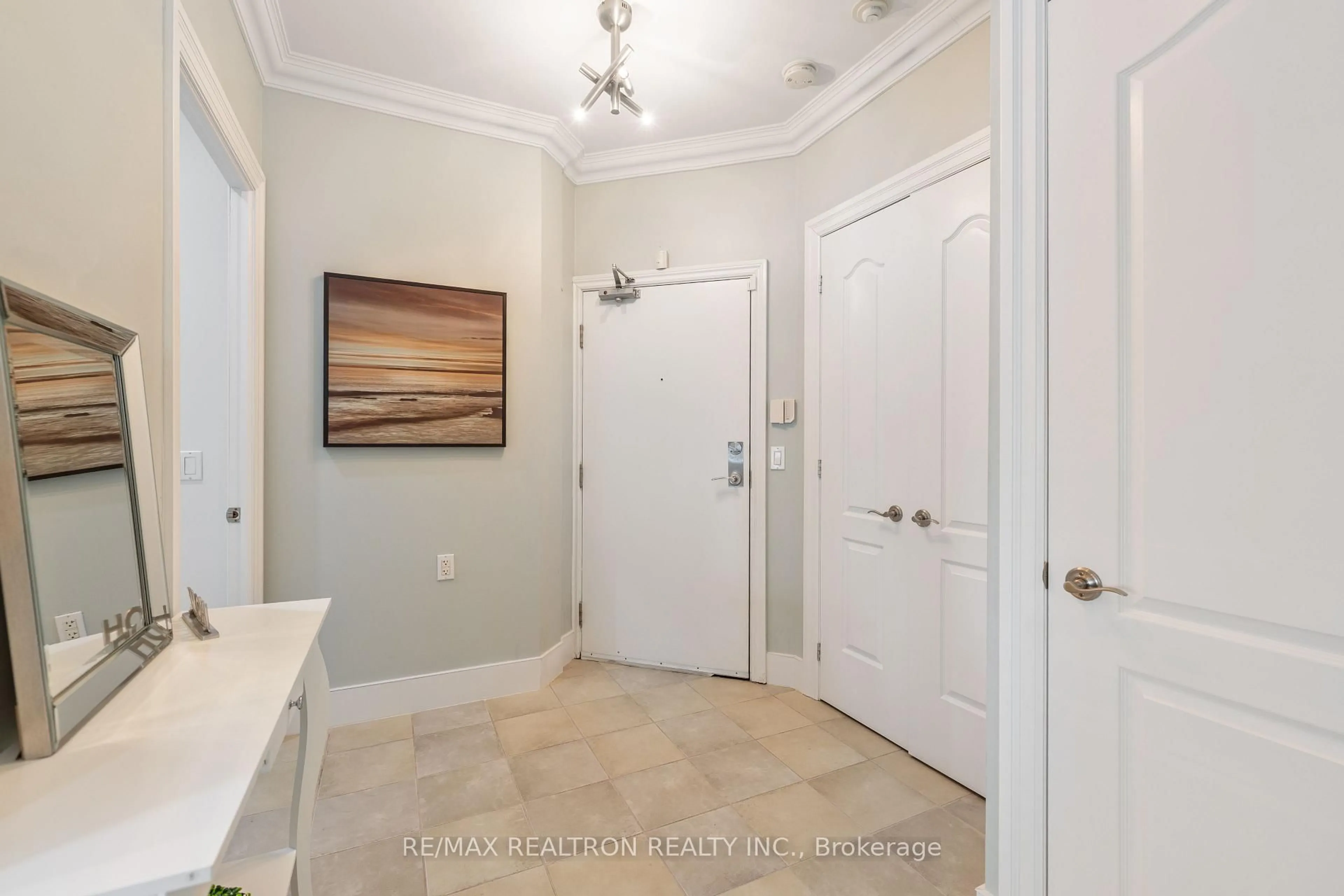 Indoor entryway for 890 Sheppard Ave #115, Toronto Ontario M3H 6B9