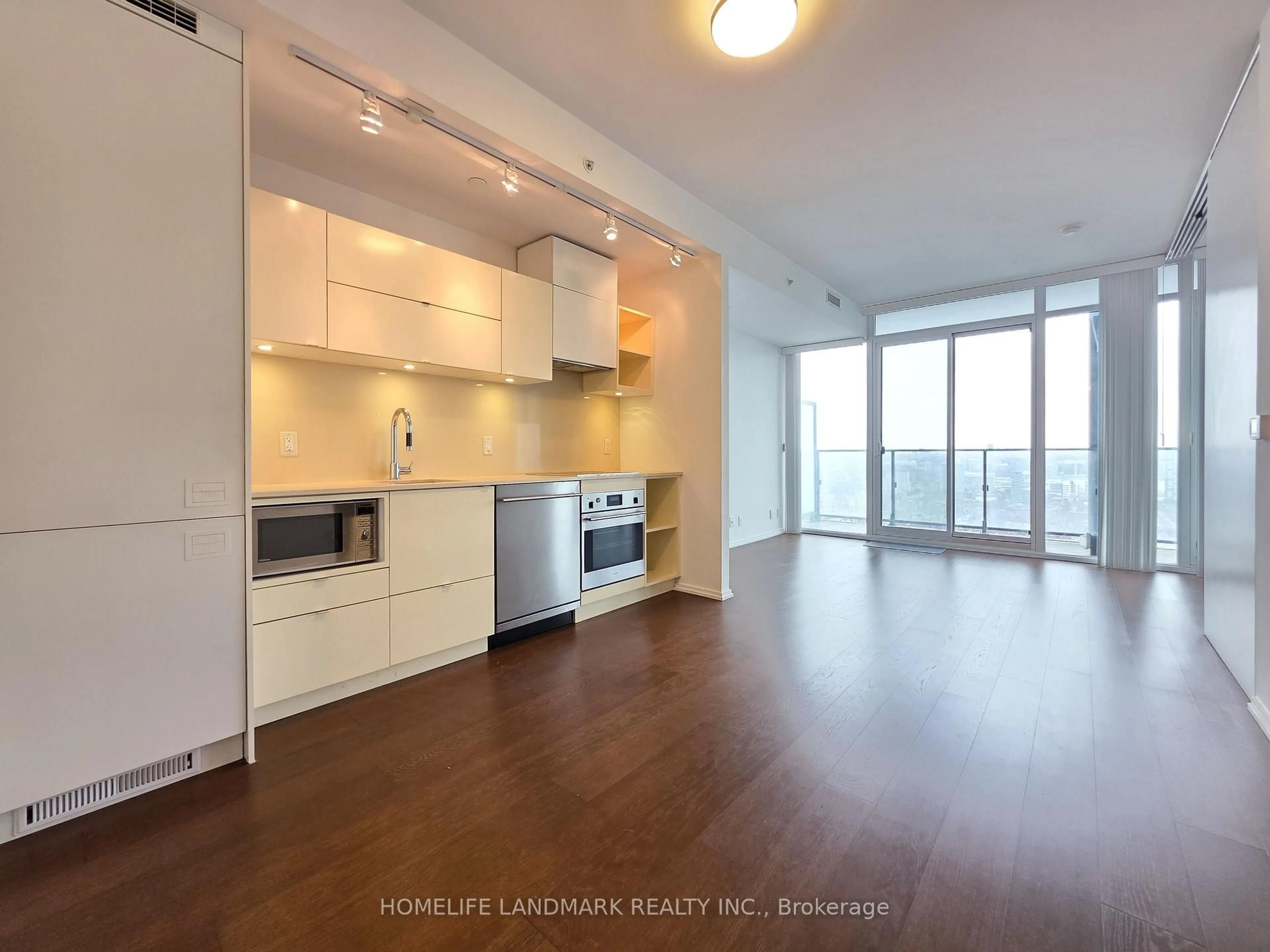 Open concept kitchen, wood/laminate floor for 125 Peter St #3406, Toronto Ontario M5V 0M2