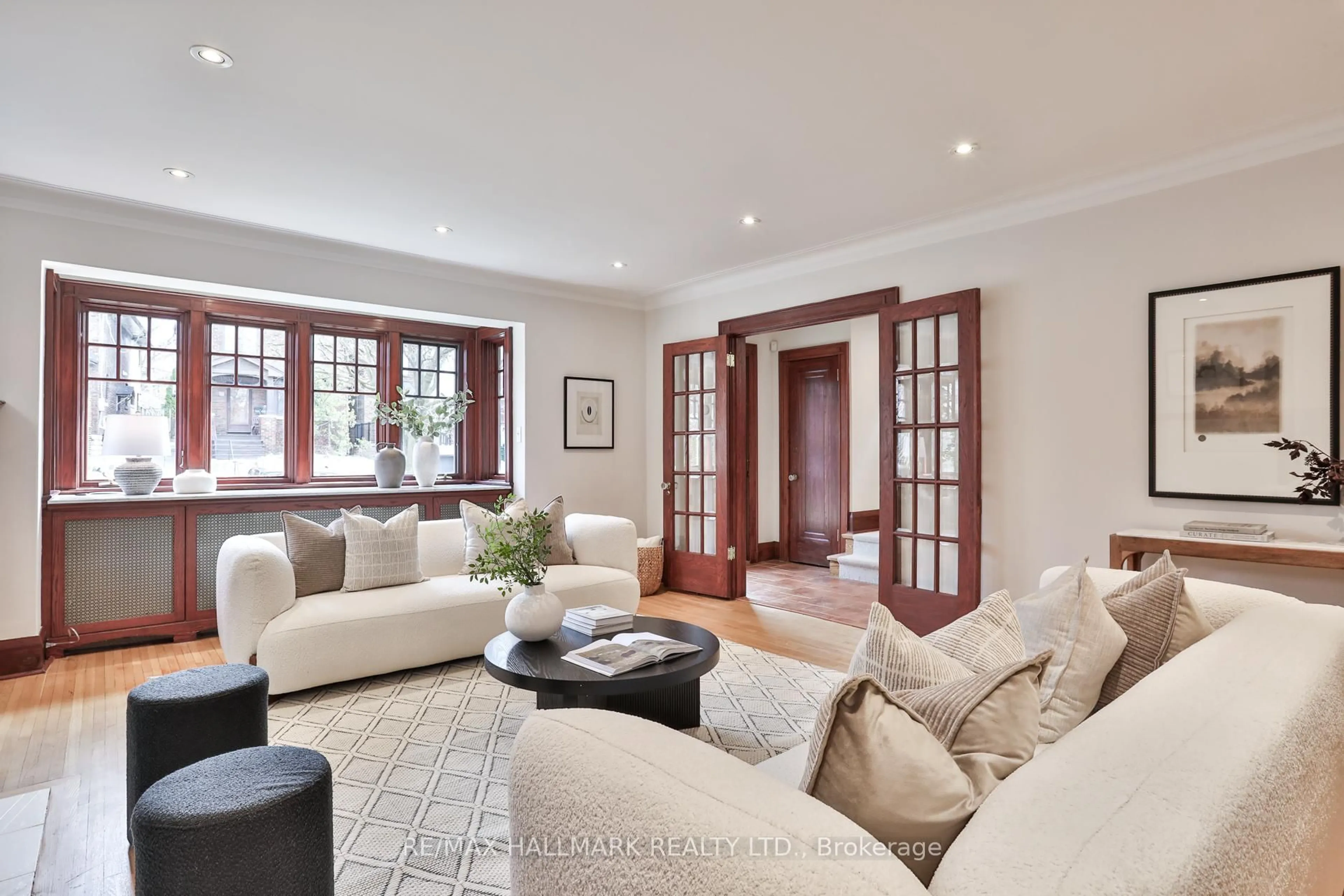 Living room with furniture, unknown for 30 Oswald Cres, Toronto Ontario M4S 2H6