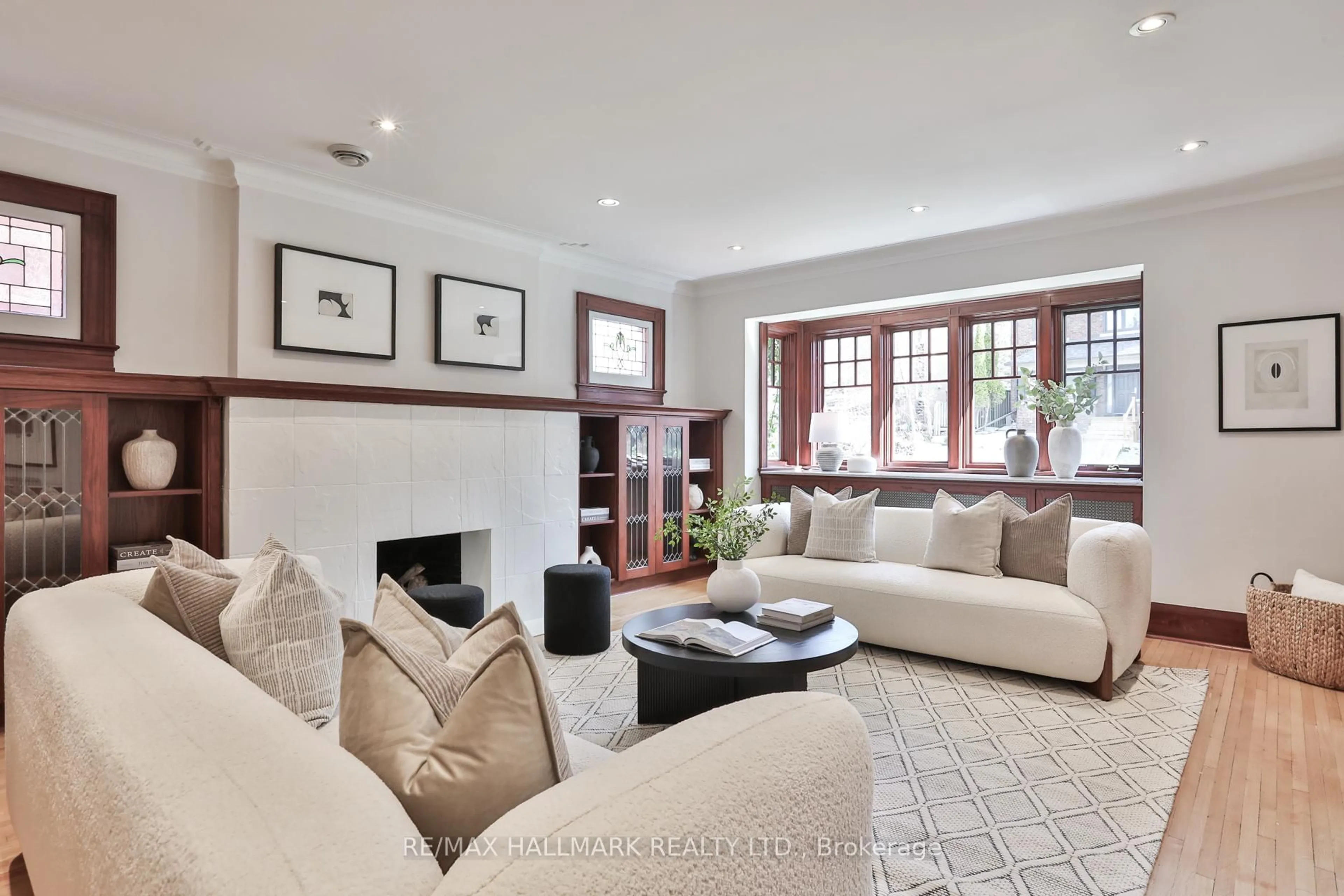 Living room with furniture, ceramic/tile floor for 30 Oswald Cres, Toronto Ontario M4S 2H6