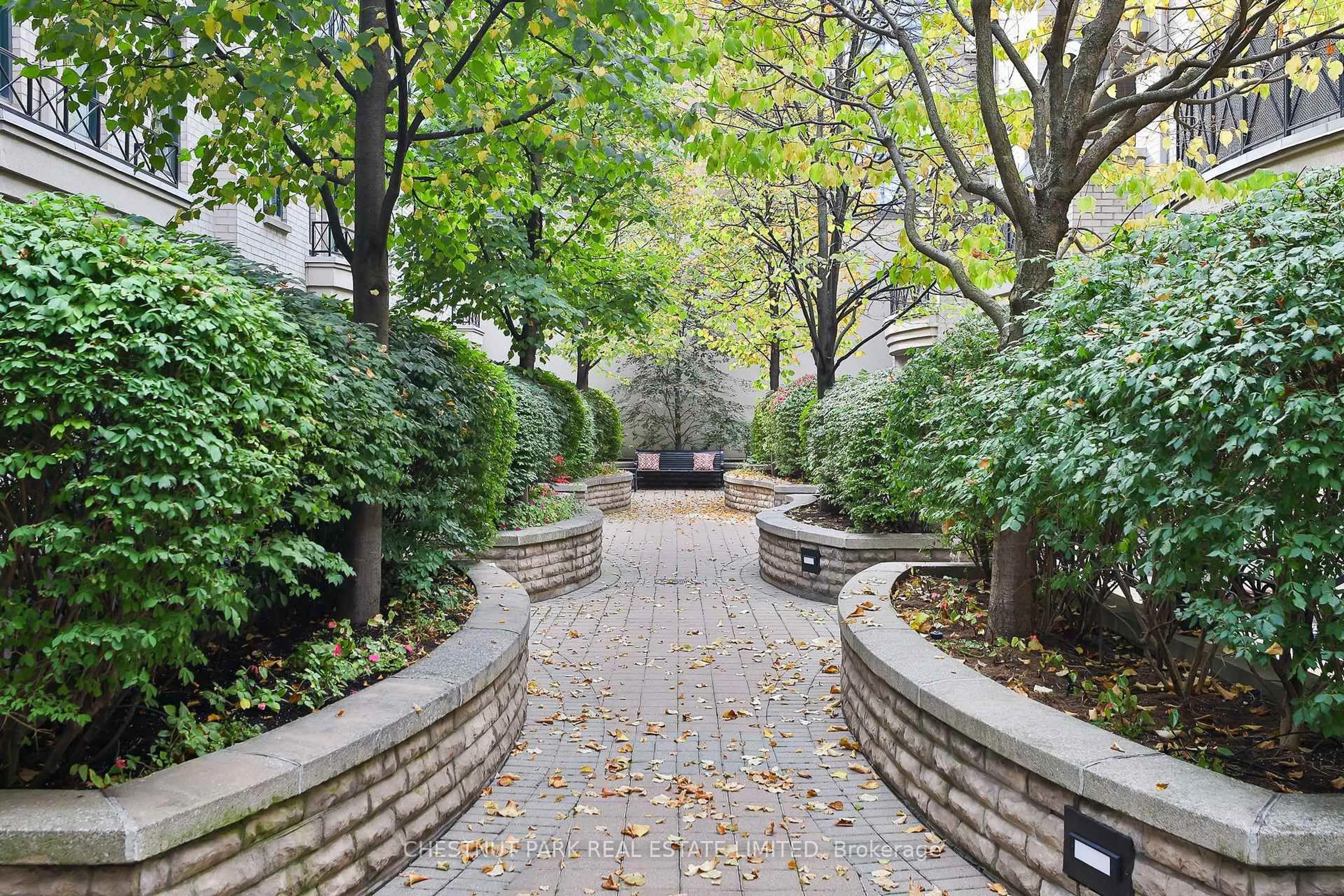 Patio, street for 1 Baxter St #TH16, Toronto Ontario M4W 3W1