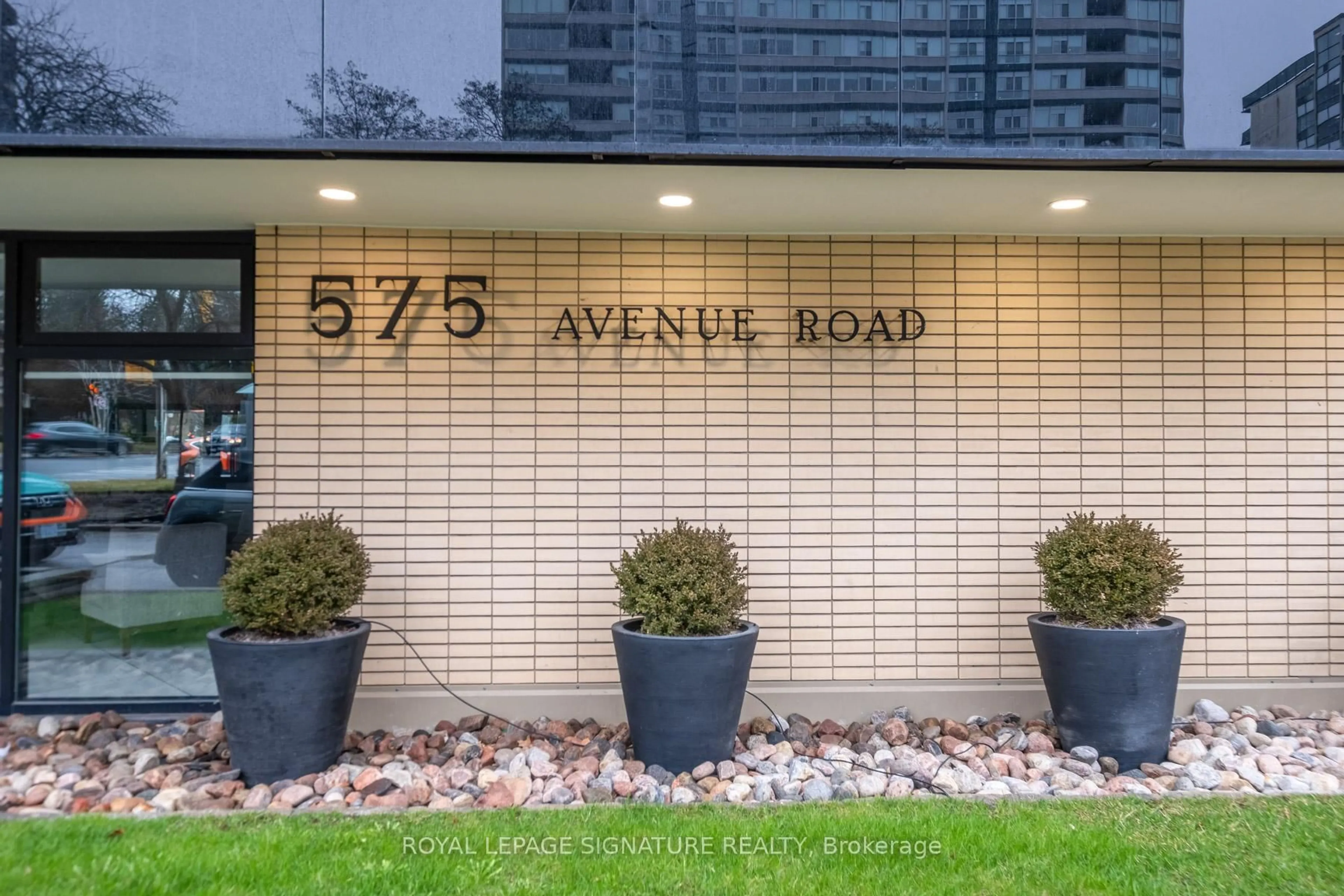 Indoor foyer for 575 Avenue Rd #1105, Toronto Ontario M4V 2K2