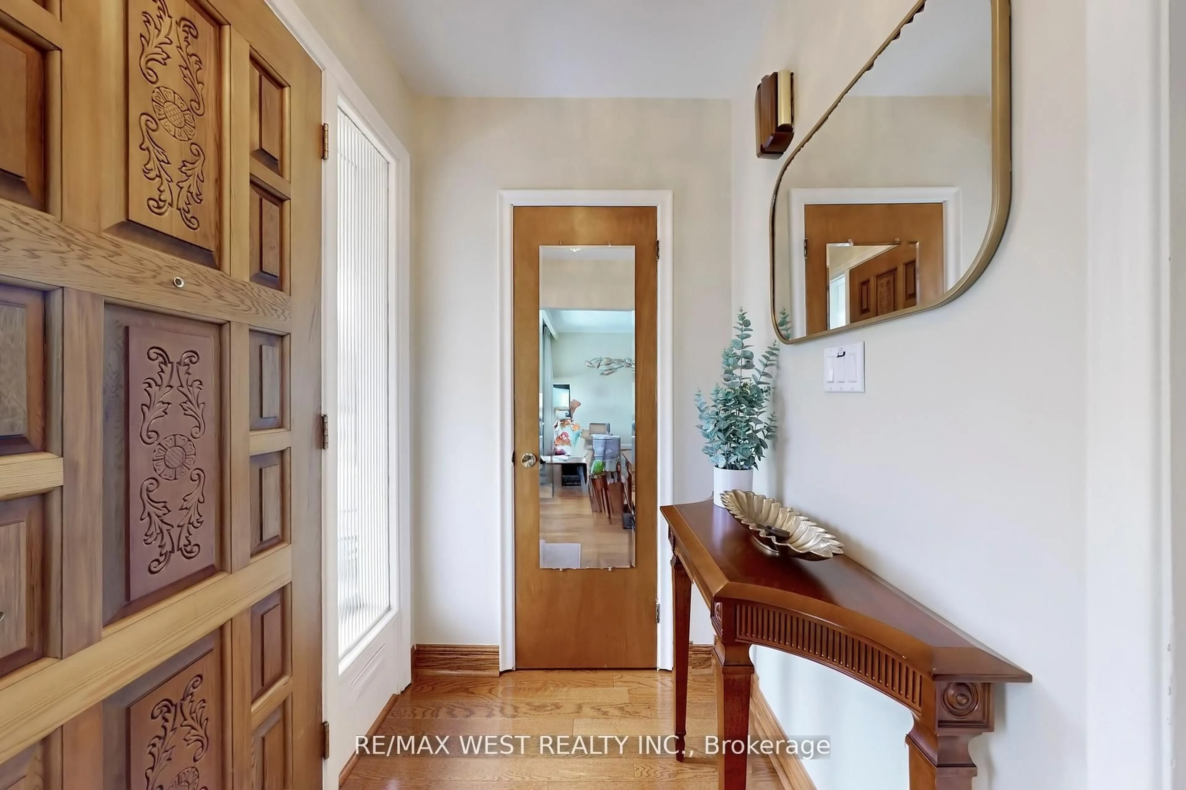 Indoor entryway for 53 Wedgewood Dr, Toronto Ontario M2M 2H4