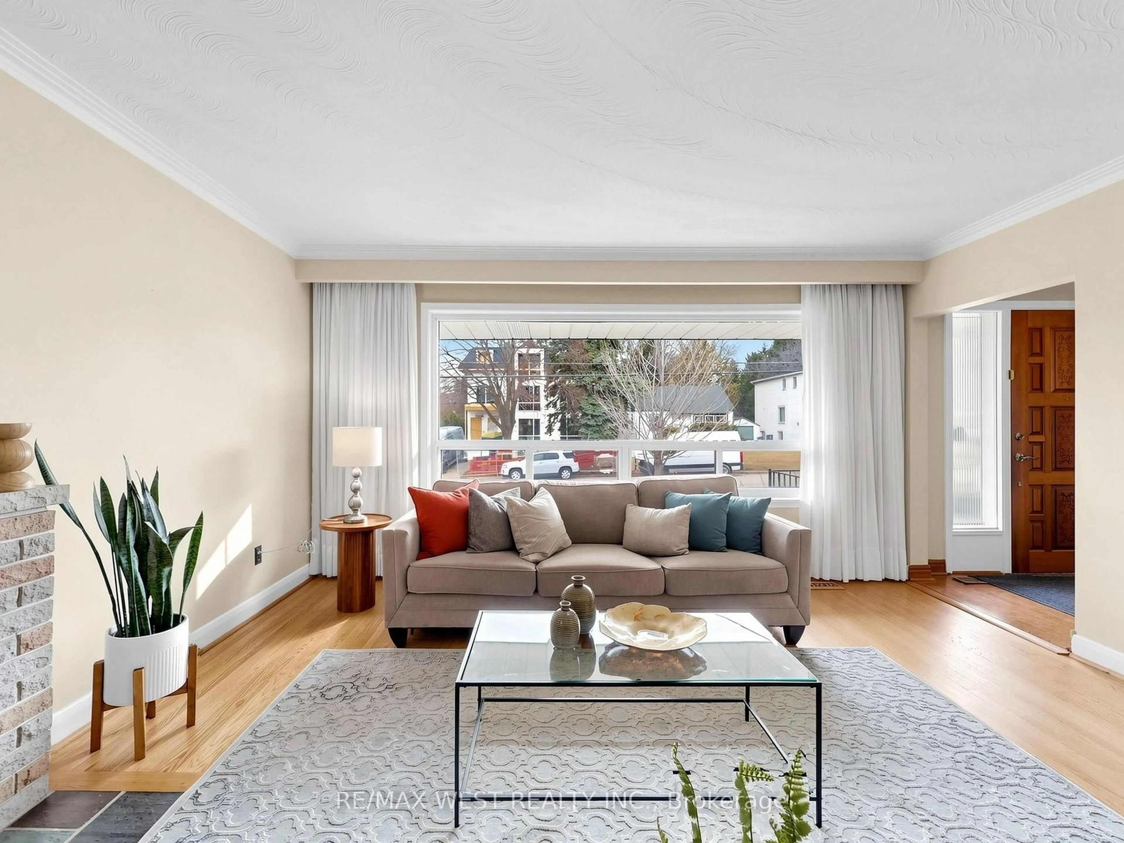 Living room with furniture, unknown for 53 Wedgewood Dr, Toronto Ontario M2M 2H4