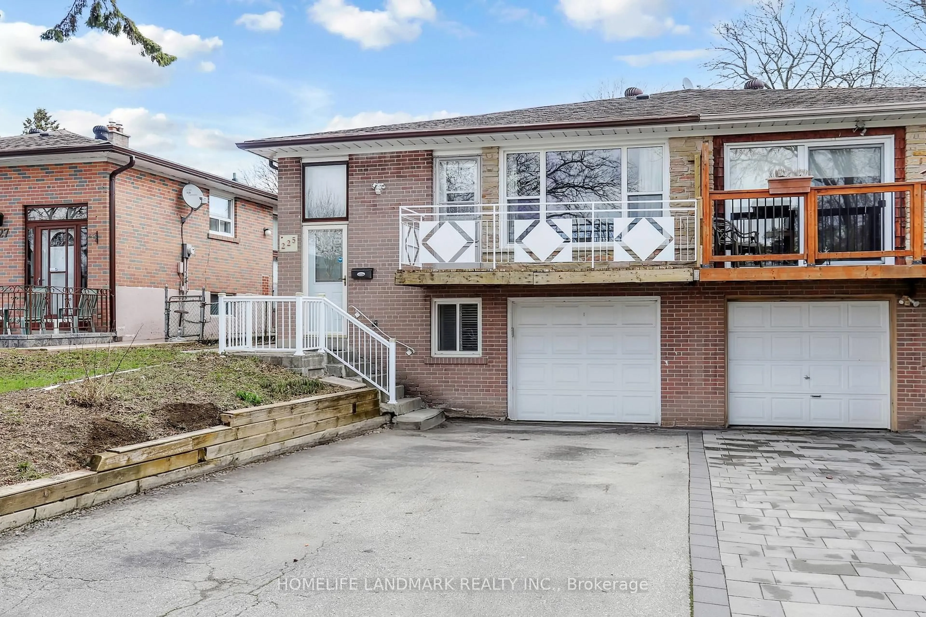 A pic from outside/outdoor area/front of a property/back of a property/a pic from drone, street for 225 Pineway Blvd, Toronto Ontario M2H 1B5