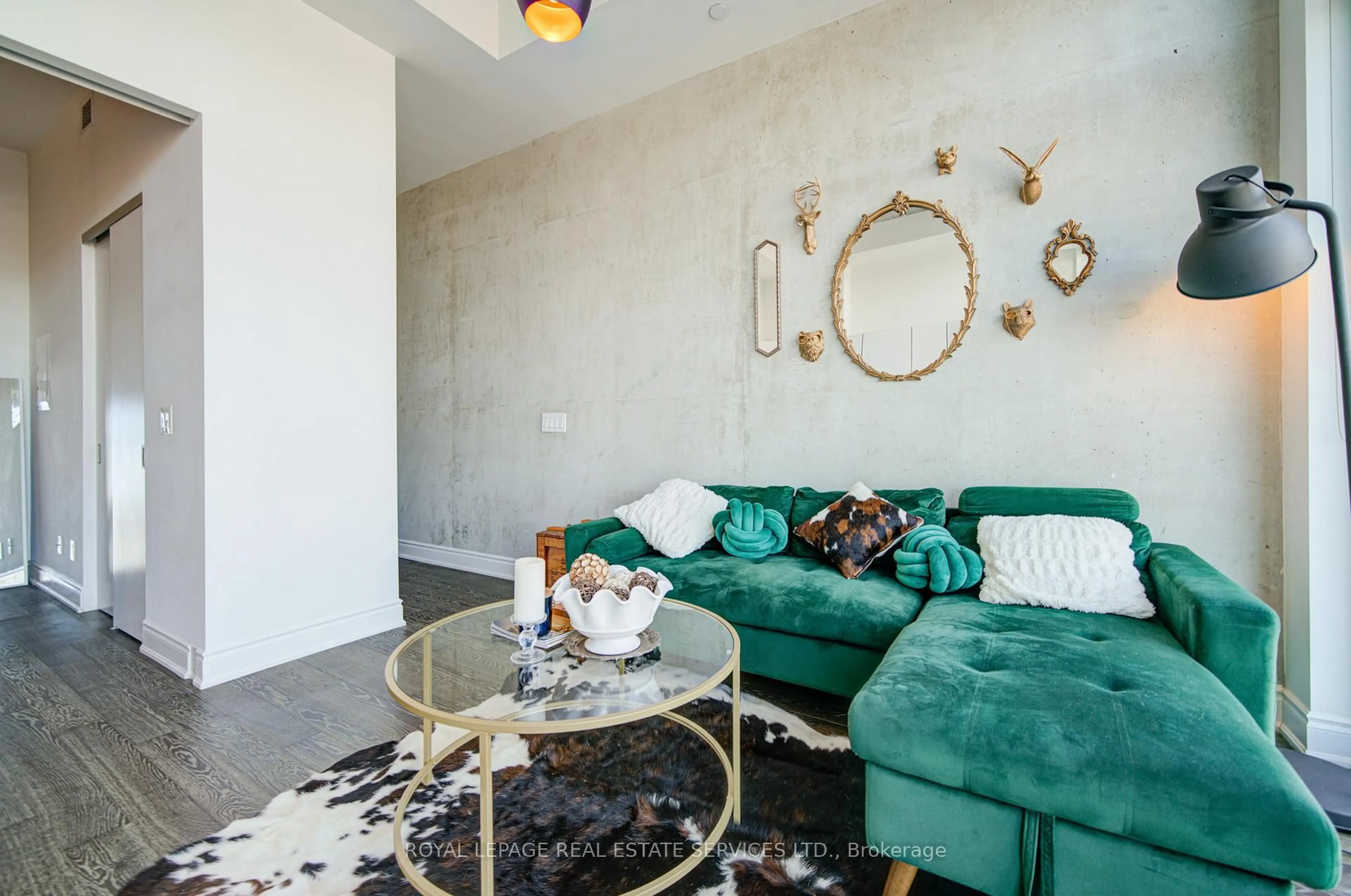 Living room with furniture, unknown for 608 Richmond St #1311, Toronto Ontario M5V 0N9