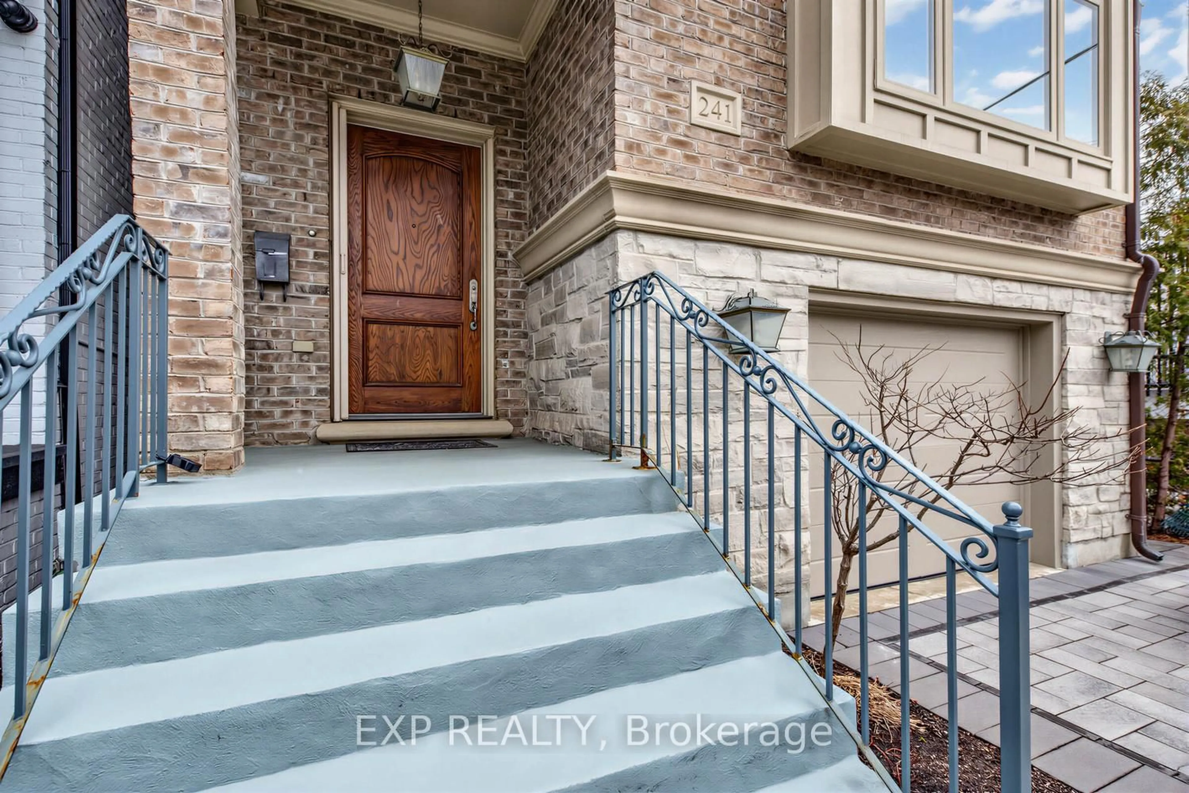 Indoor entryway for 241 Poplar Plains St, Toronto Ontario M4V 2N8