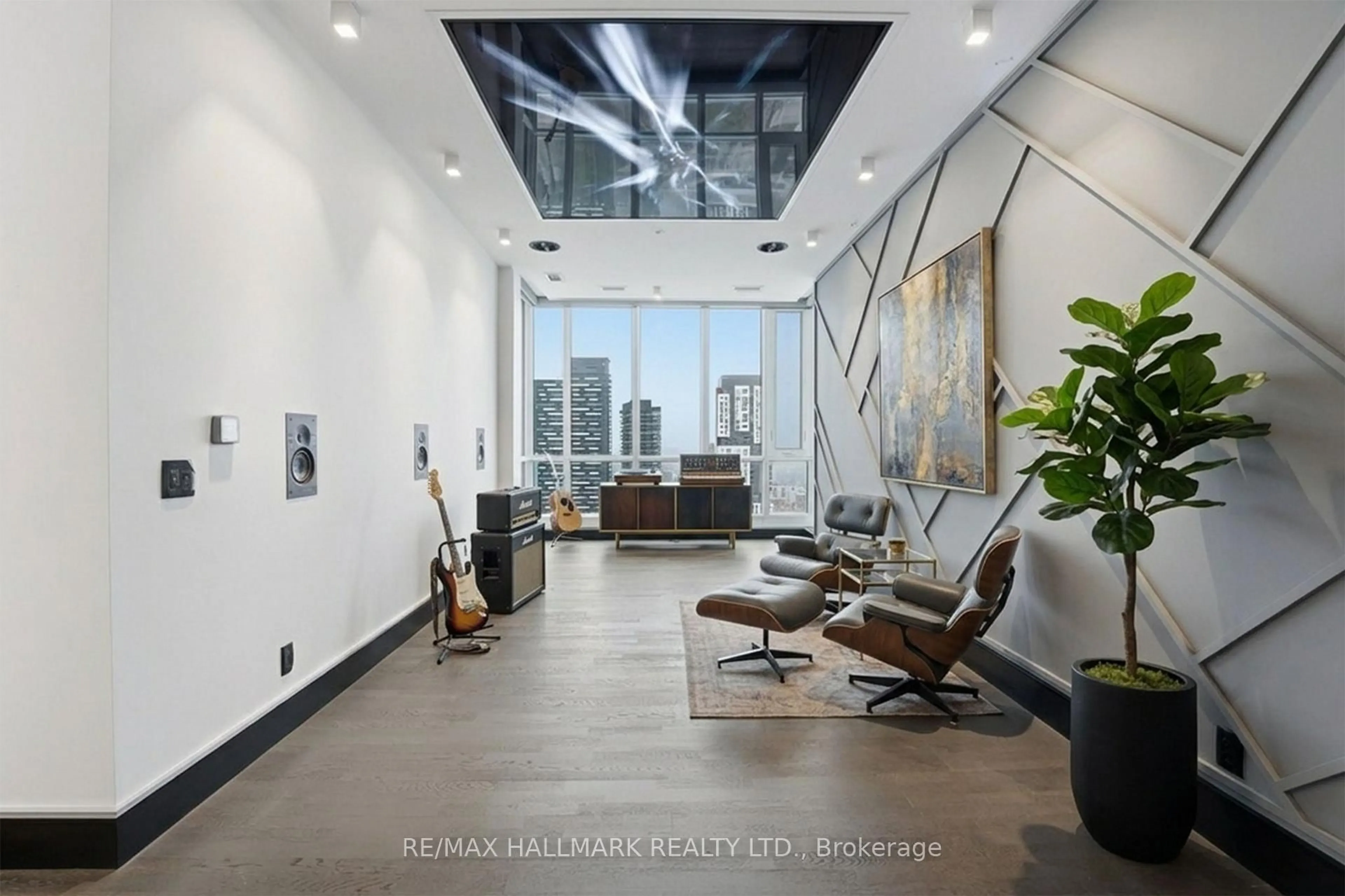Indoor foyer for 199 Richmond St #PH101, Toronto Ontario M5V 0H4