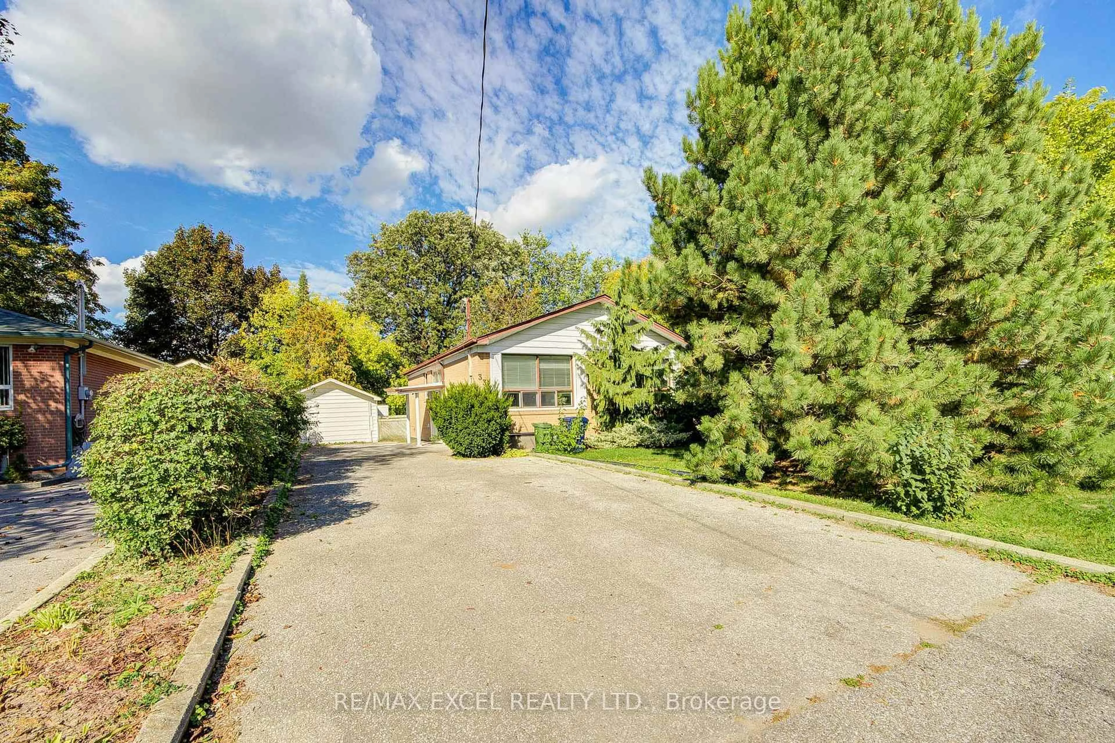A pic from outside/outdoor area/front of a property/back of a property/a pic from drone, street for 334 Moore Park Ave, Toronto Ontario M2R 2R6